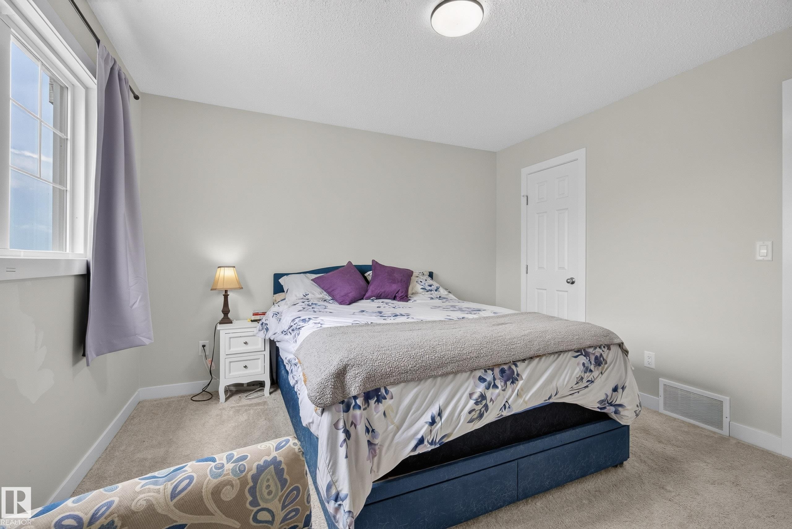 Bedroom featuring neutral-toned walls and carpet flooring - 5129 Lark Crescent Nw, Edmonton, AB - Indoor Photo Showing Bedroom