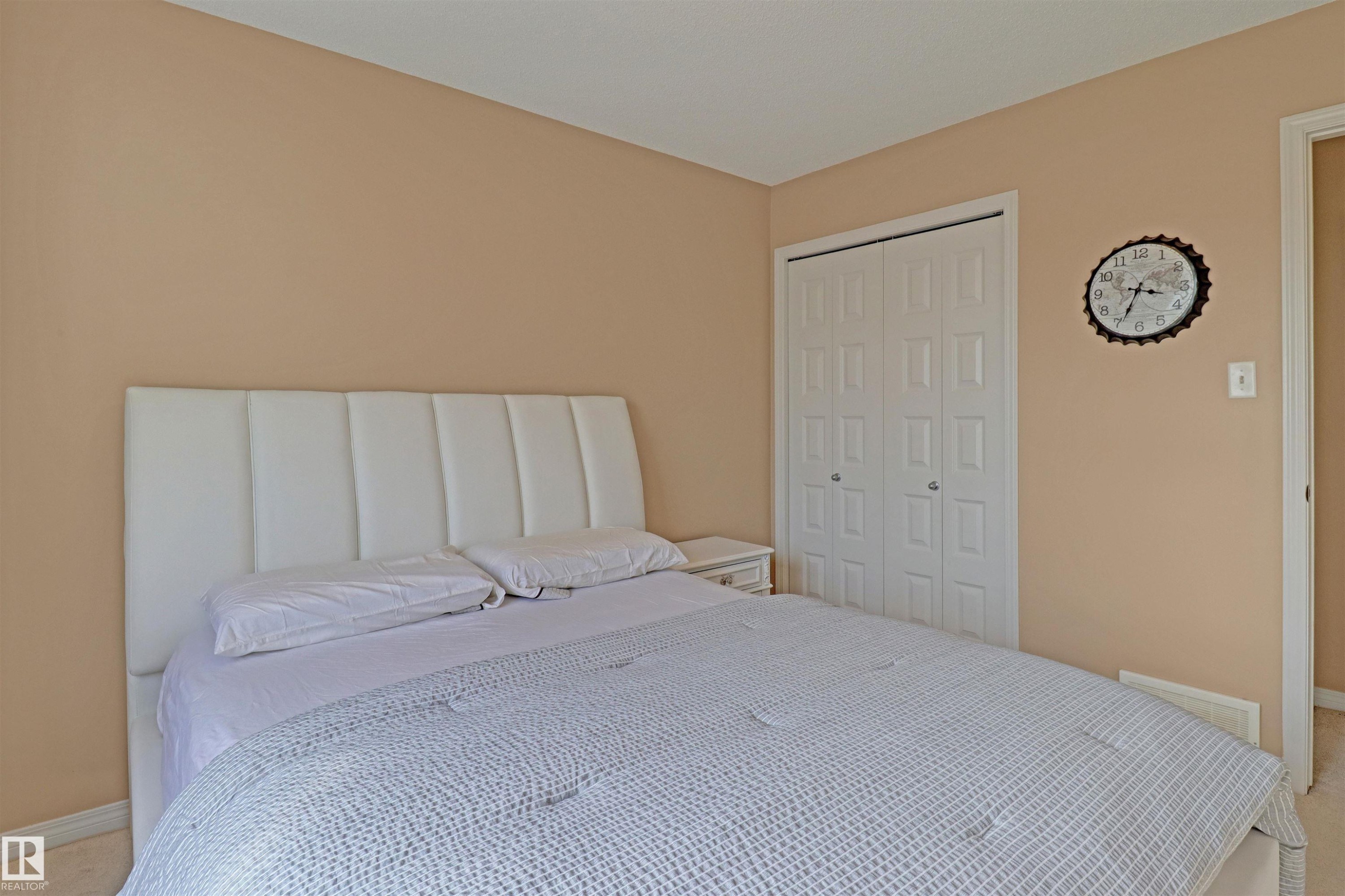 Spacious bedroom featuring neutral wall tones and carpet flooring - 1216 37C Avenue Nw, Edmonton, AB - Indoor Photo Showing Bedroom