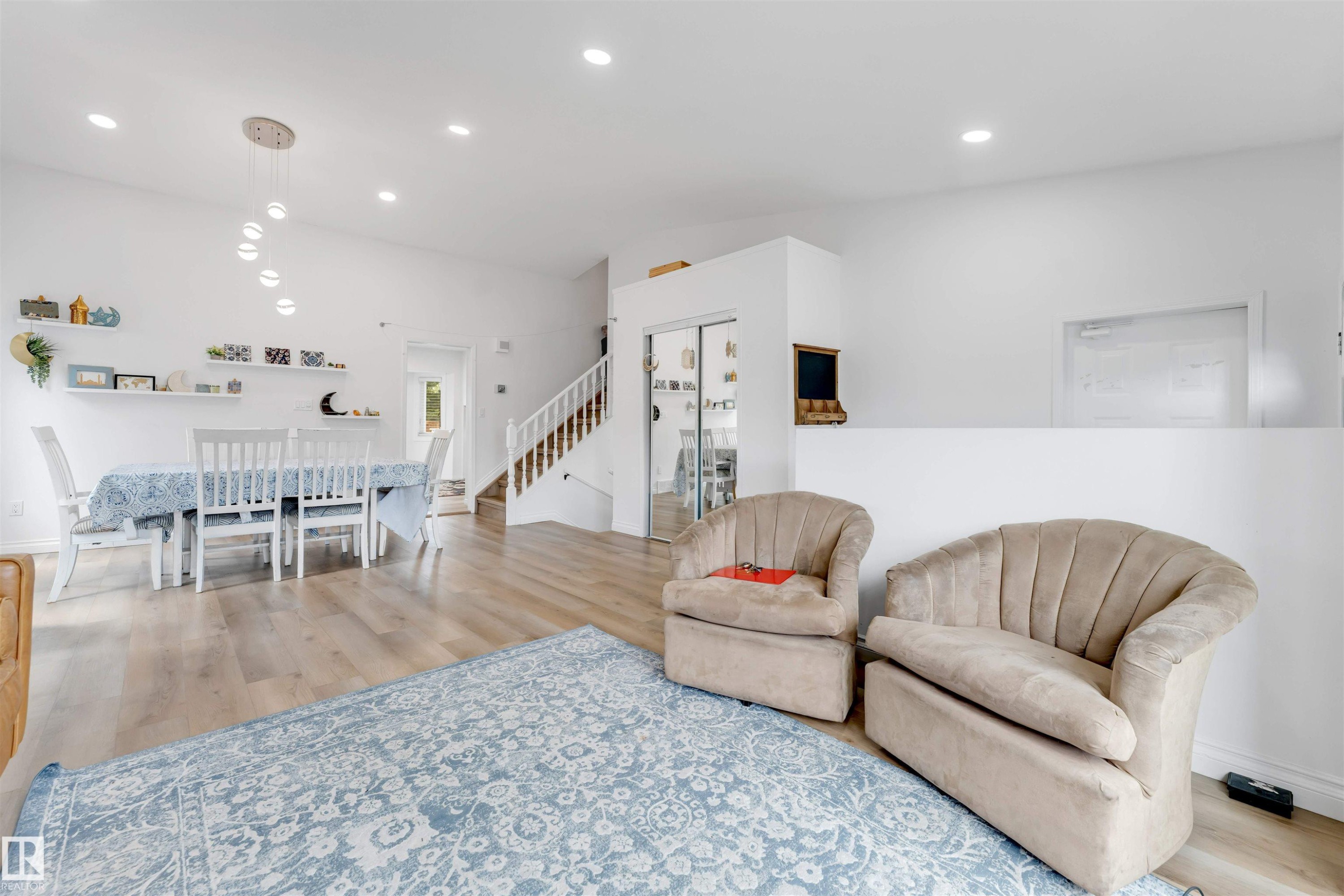 Living room - 3332 43 Street Nw, Edmonton, AB