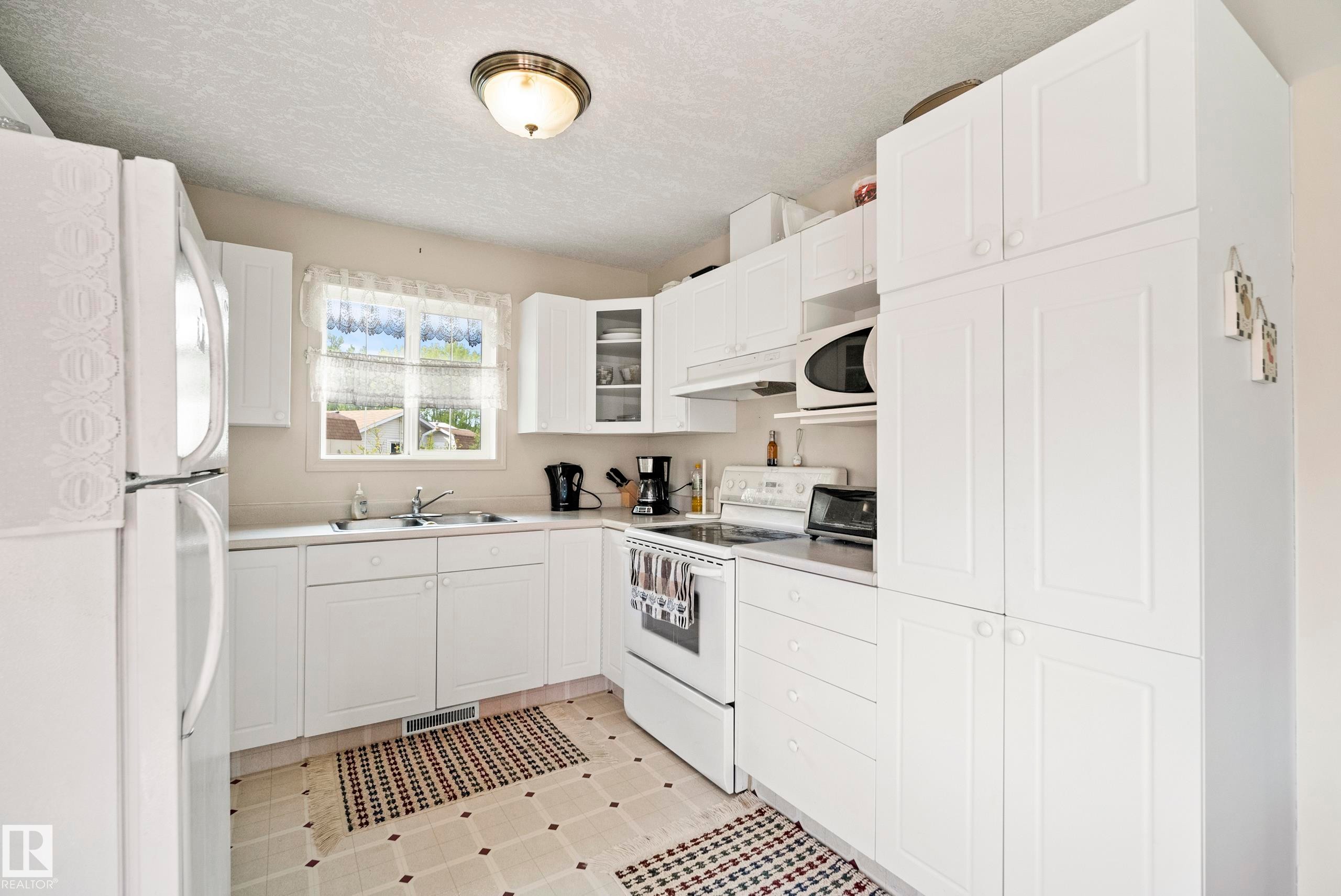 5011 64 Street, Rural Lac Ste. Anne County, AB - Indoor Photo Showing Kitchen With Double Sink