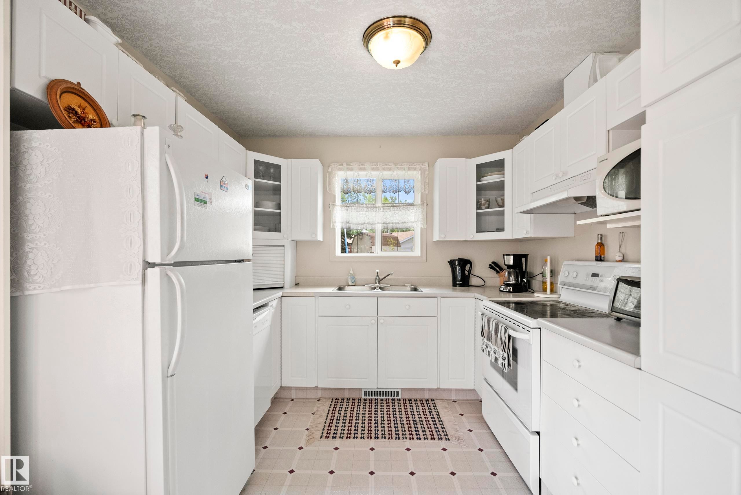 5011 64 Street, Rural Lac Ste. Anne County, AB - Indoor Photo Showing Kitchen With Double Sink