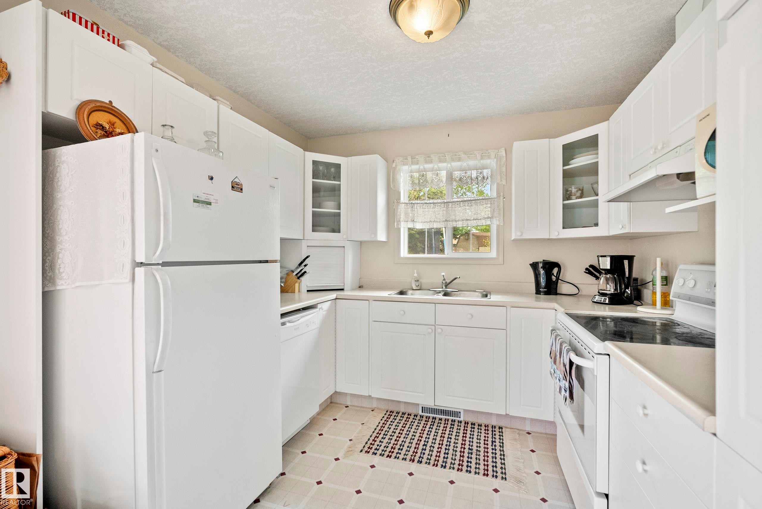 5011 64 Street, Rural Lac Ste. Anne County, AB - Indoor Photo Showing Kitchen With Double Sink