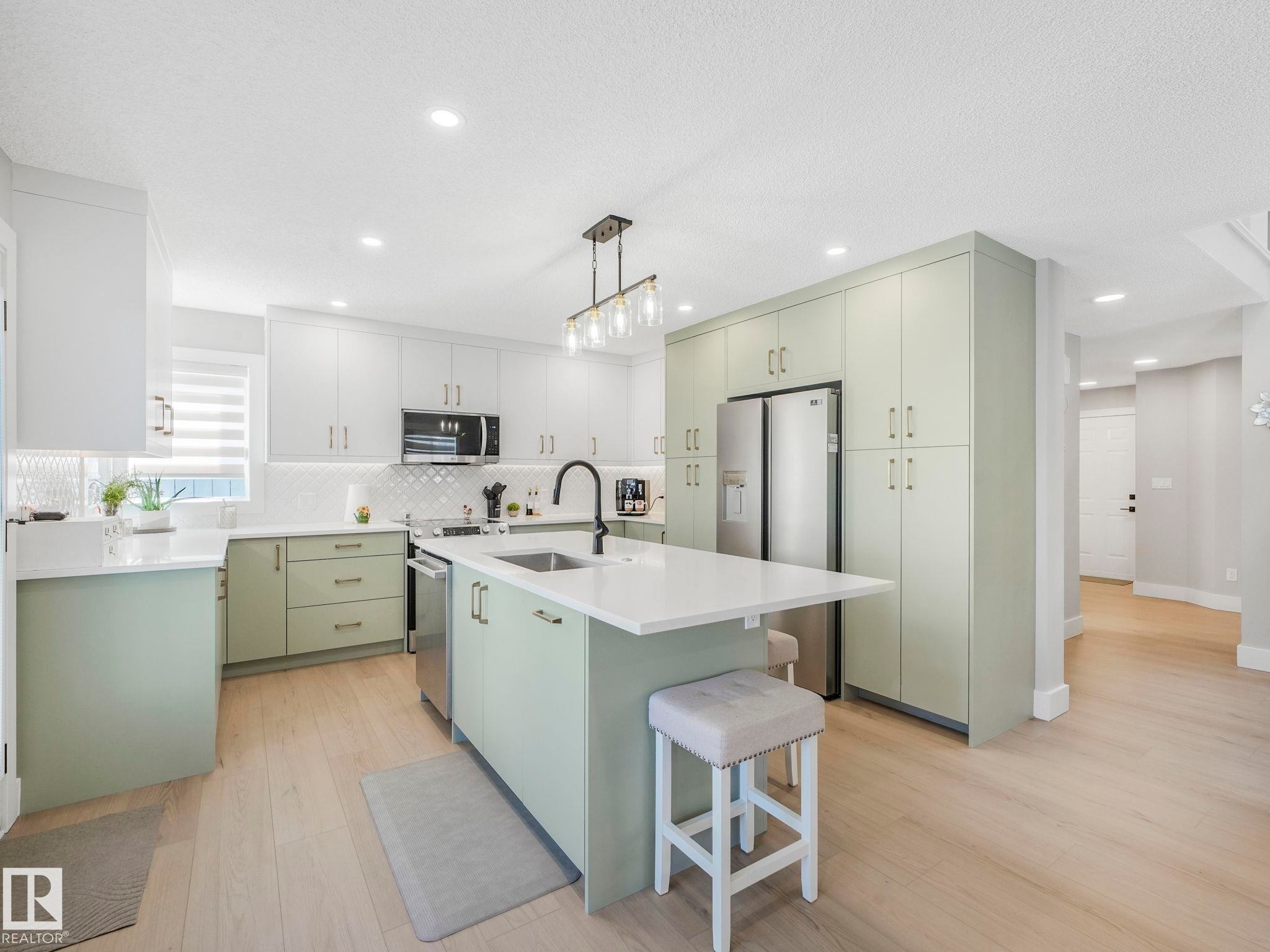 10336 178 Avenue Nw, Edmonton, AB - Indoor Photo Showing Kitchen With Upgraded Kitchen