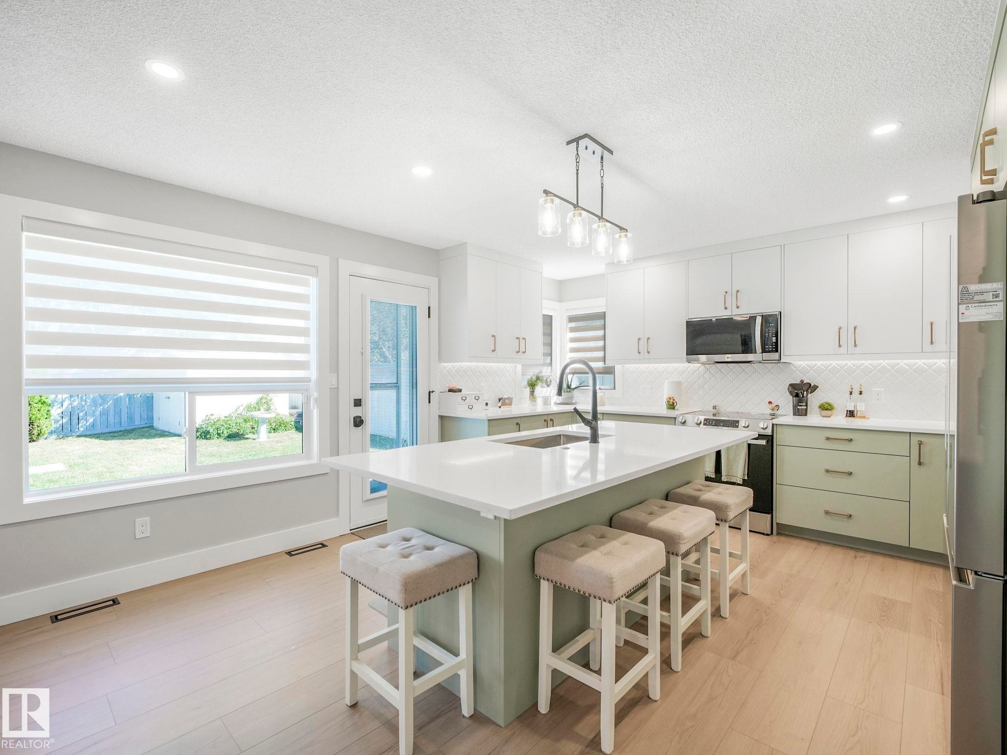 10336 178 Avenue Nw, Edmonton, AB - Indoor Photo Showing Kitchen With Upgraded Kitchen