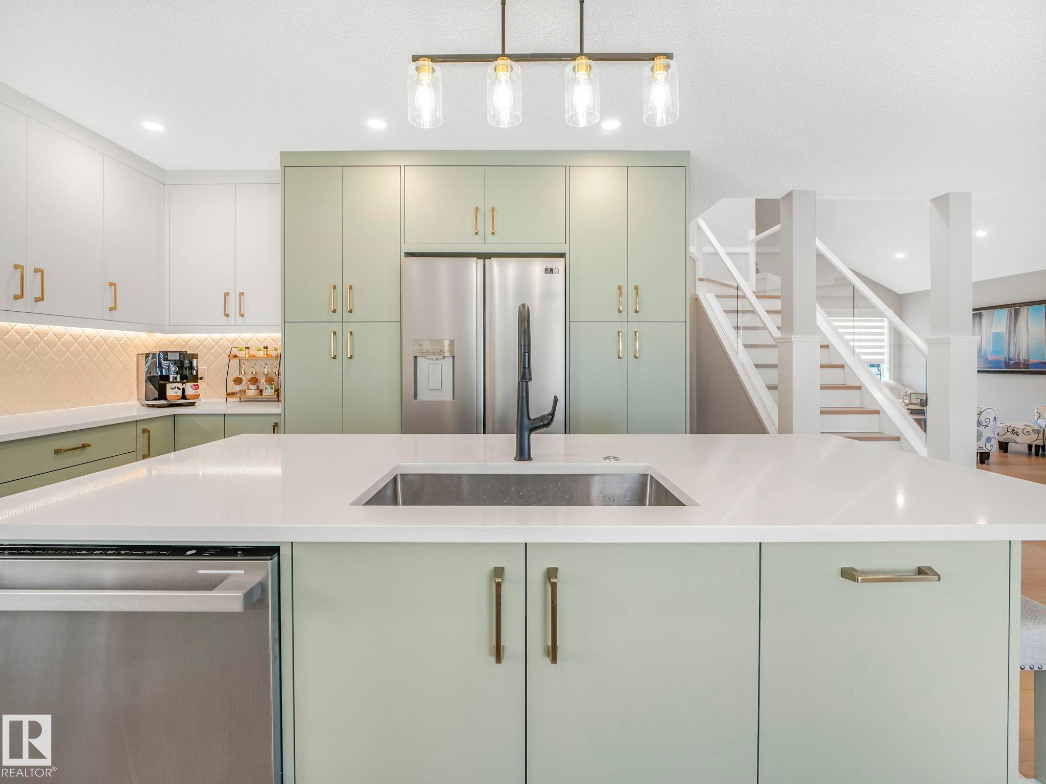 10336 178 Avenue Nw, Edmonton, AB - Indoor Photo Showing Kitchen With Upgraded Kitchen