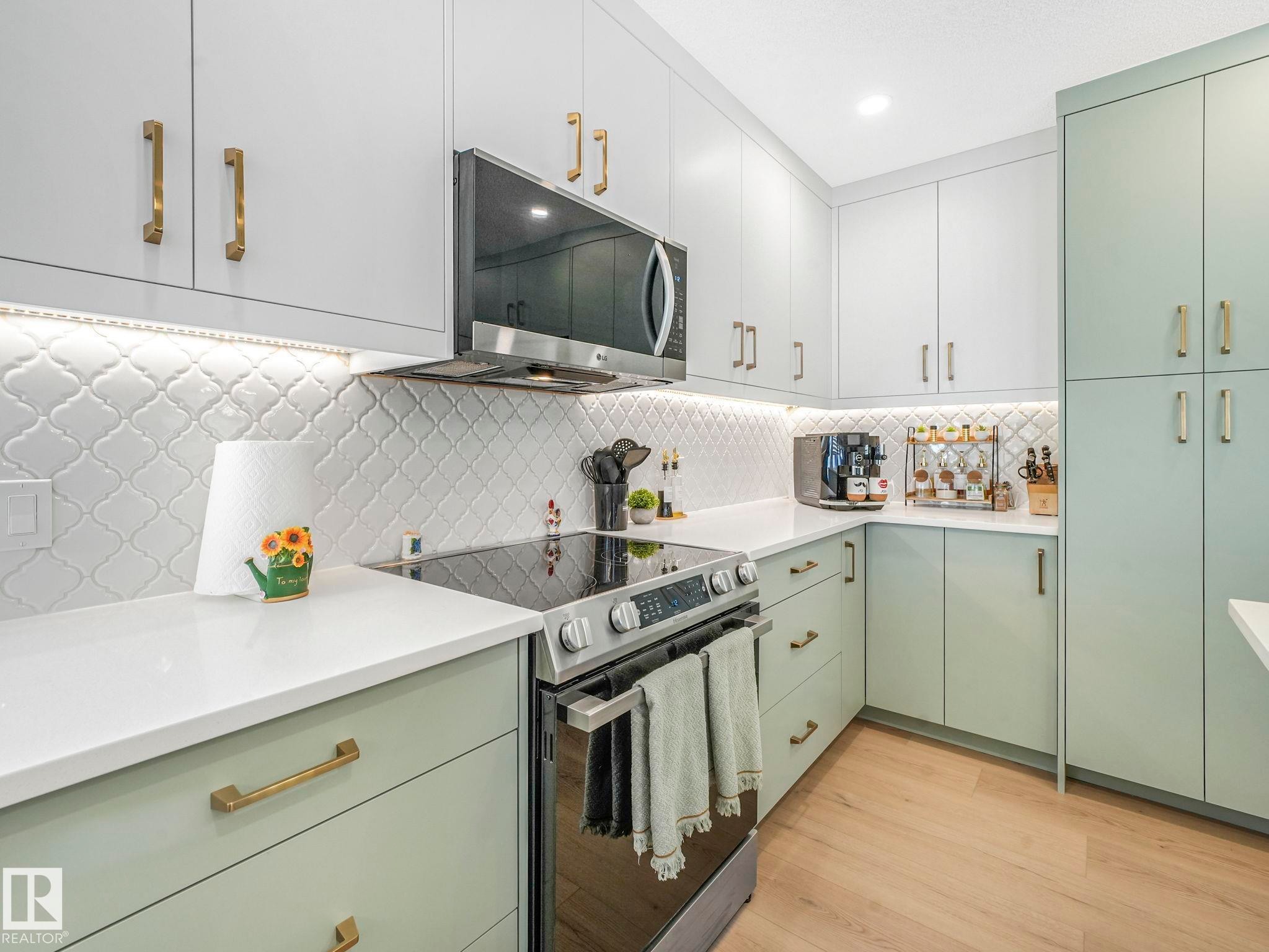 10336 178 Avenue Nw, Edmonton, AB - Indoor Photo Showing Kitchen With Upgraded Kitchen