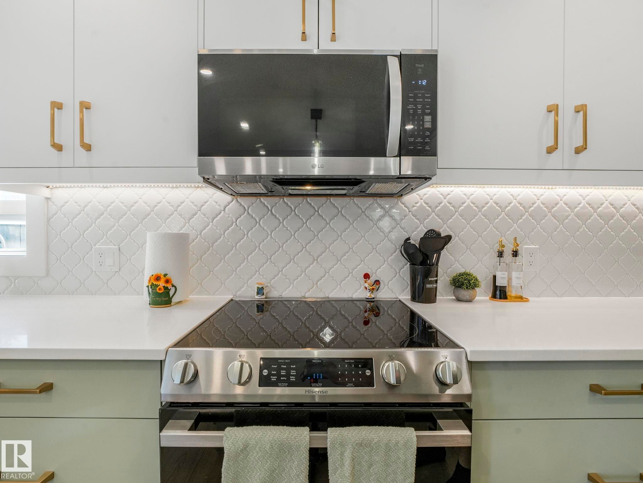 10336 178 Avenue Nw, Edmonton, AB - Indoor Photo Showing Kitchen With Upgraded Kitchen
