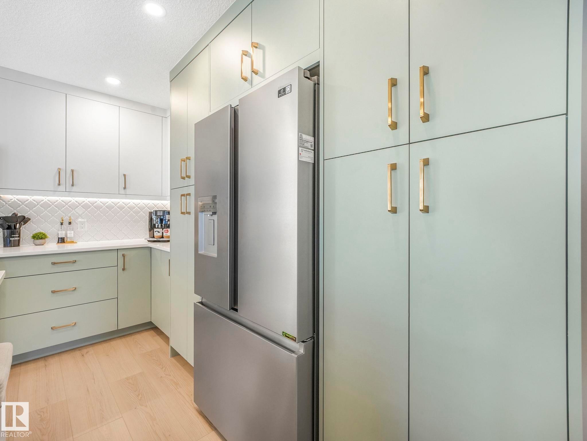 10336 178 Avenue Nw, Edmonton, AB - Indoor Photo Showing Kitchen With Upgraded Kitchen