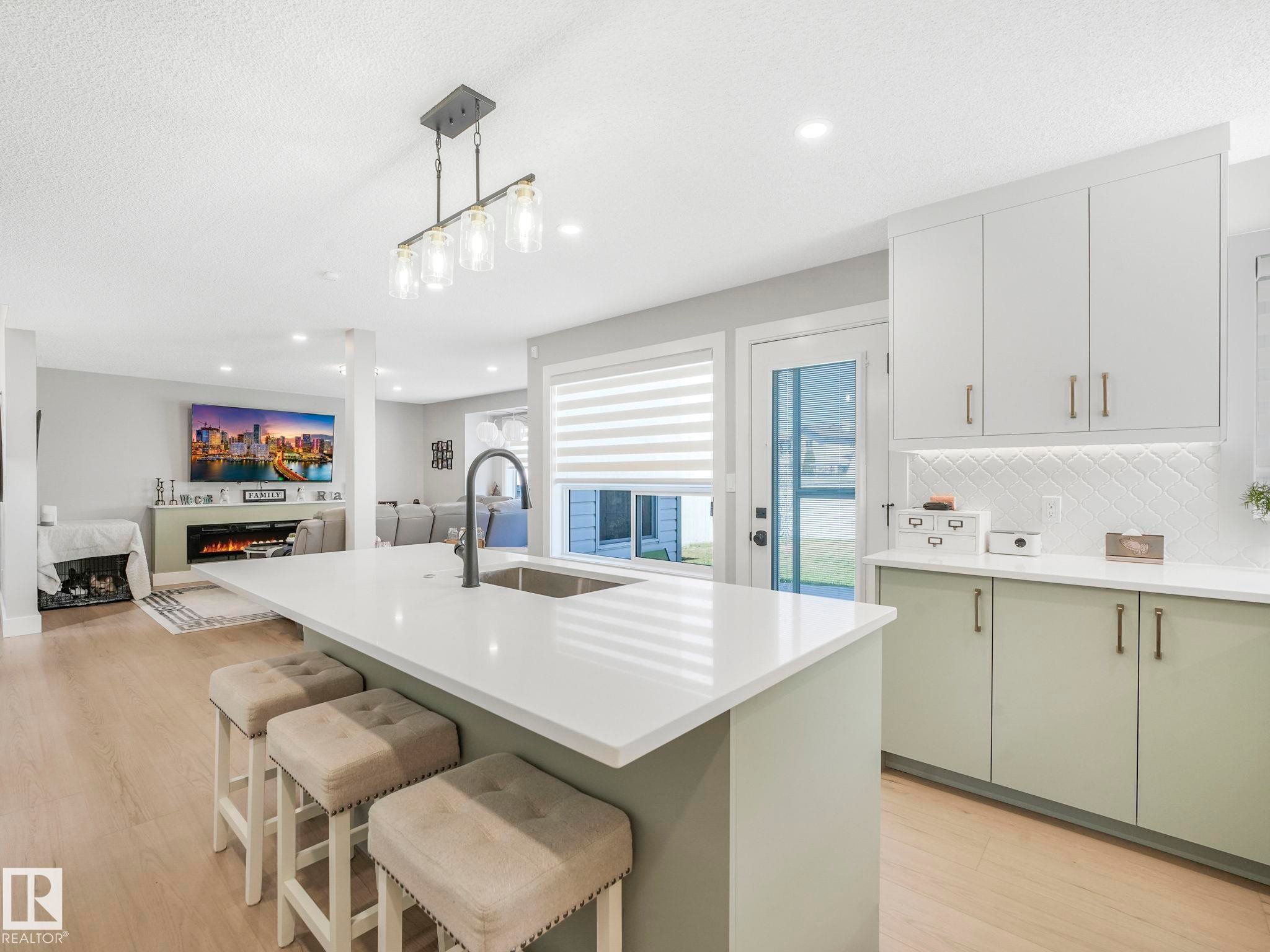 10336 178 Avenue Nw, Edmonton, AB - Indoor Photo Showing Kitchen With Upgraded Kitchen