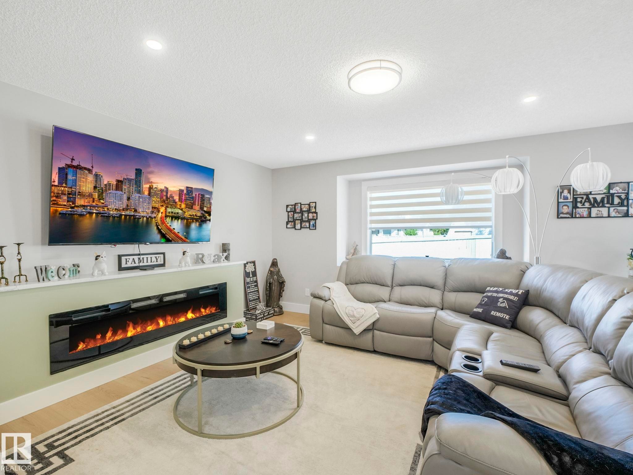 10336 178 Avenue Nw, Edmonton, AB - Indoor Photo Showing Living Room With Fireplace