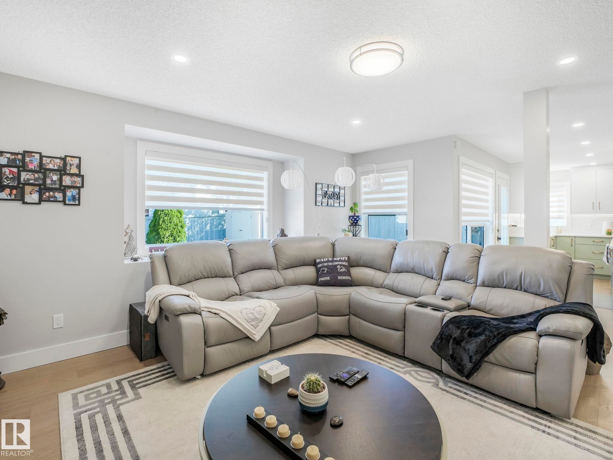 10336 178 Avenue Nw, Edmonton, AB - Indoor Photo Showing Living Room