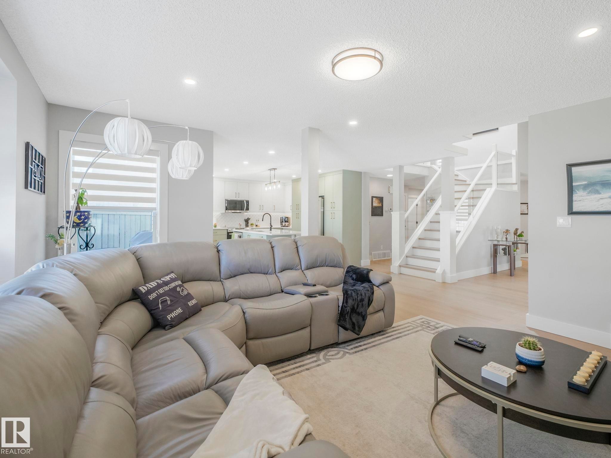 10336 178 Avenue Nw, Edmonton, AB - Indoor Photo Showing Living Room