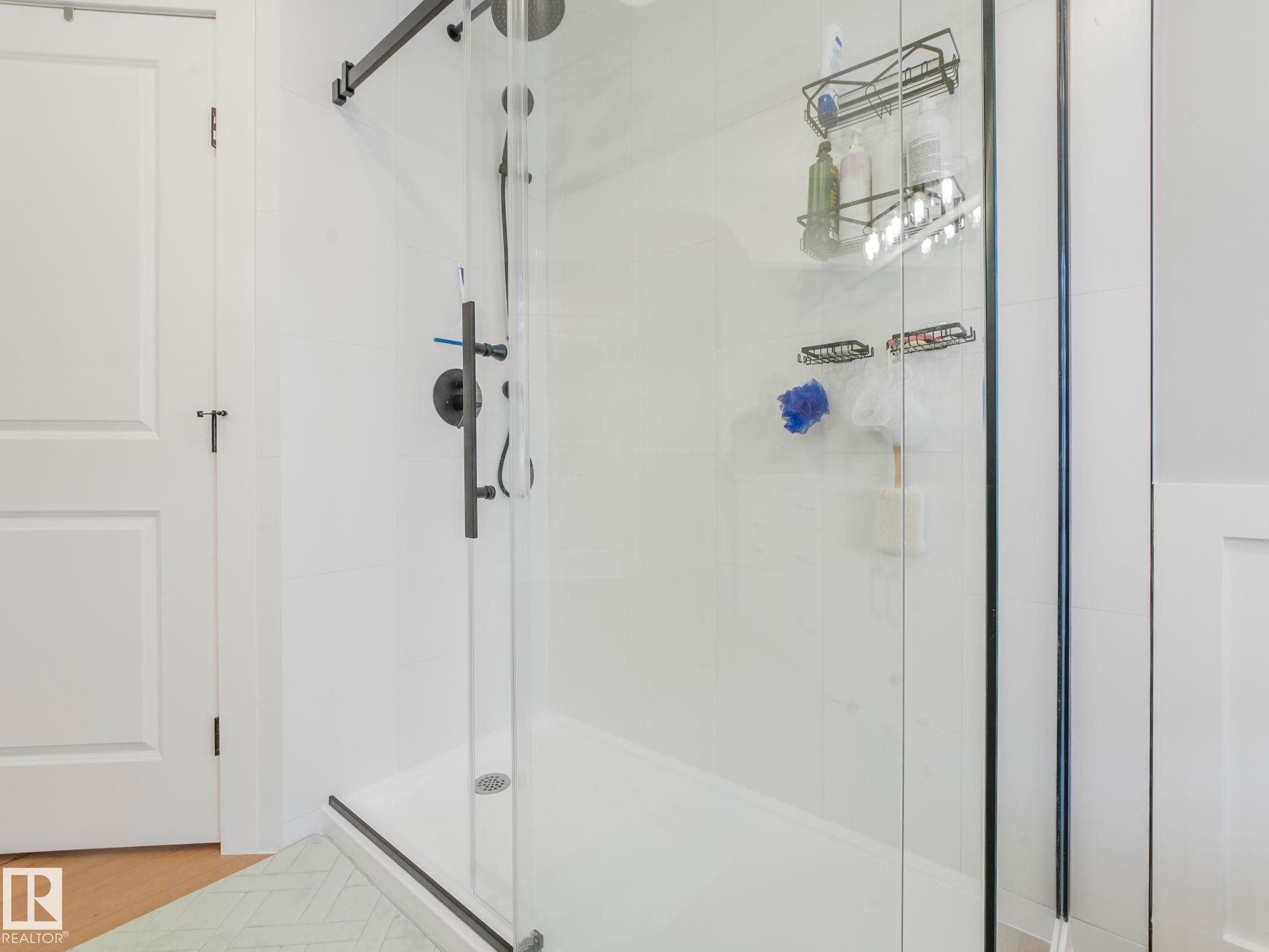 10336 178 Avenue Nw, Edmonton, AB - Indoor Photo Showing Bathroom