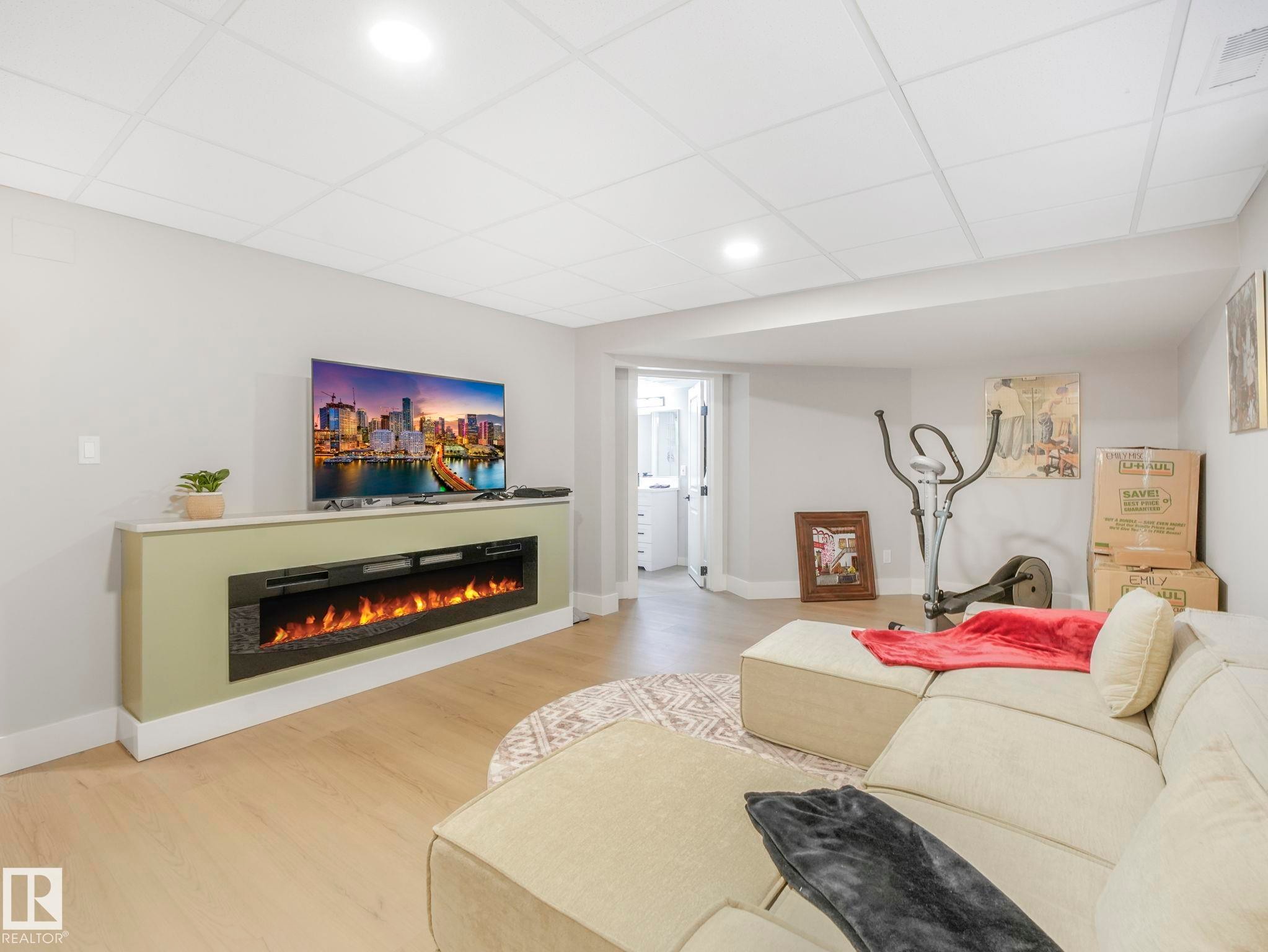 10336 178 Avenue Nw, Edmonton, AB - Indoor Photo Showing Living Room With Fireplace