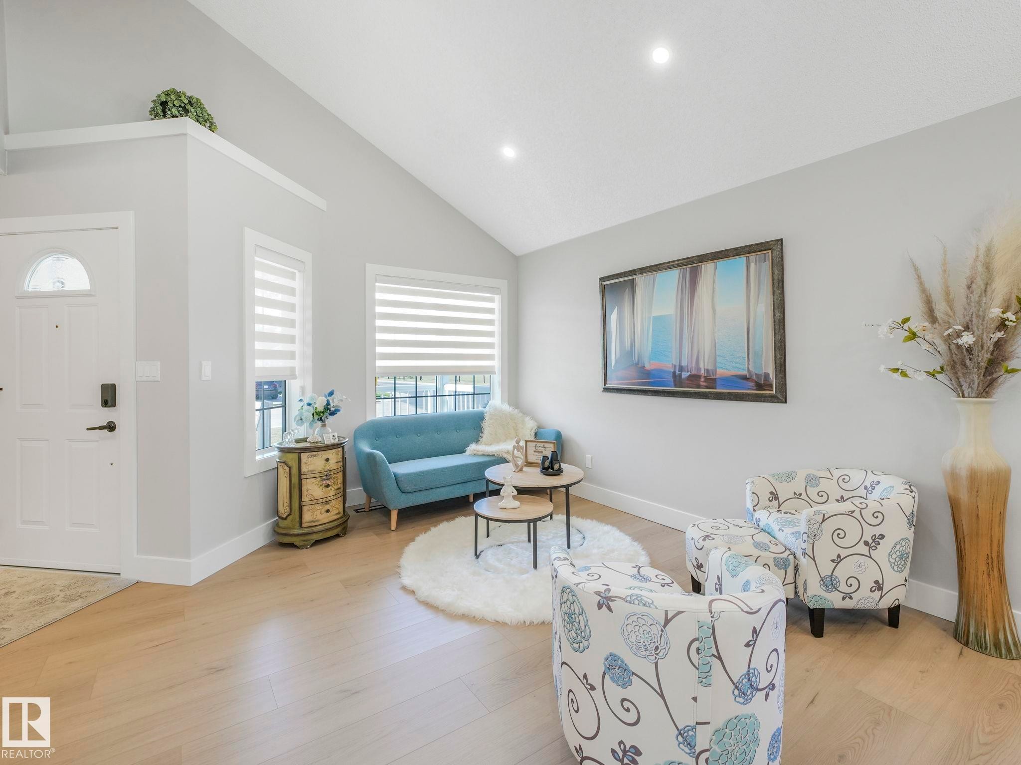 10336 178 Avenue Nw, Edmonton, AB - Indoor Photo Showing Living Room