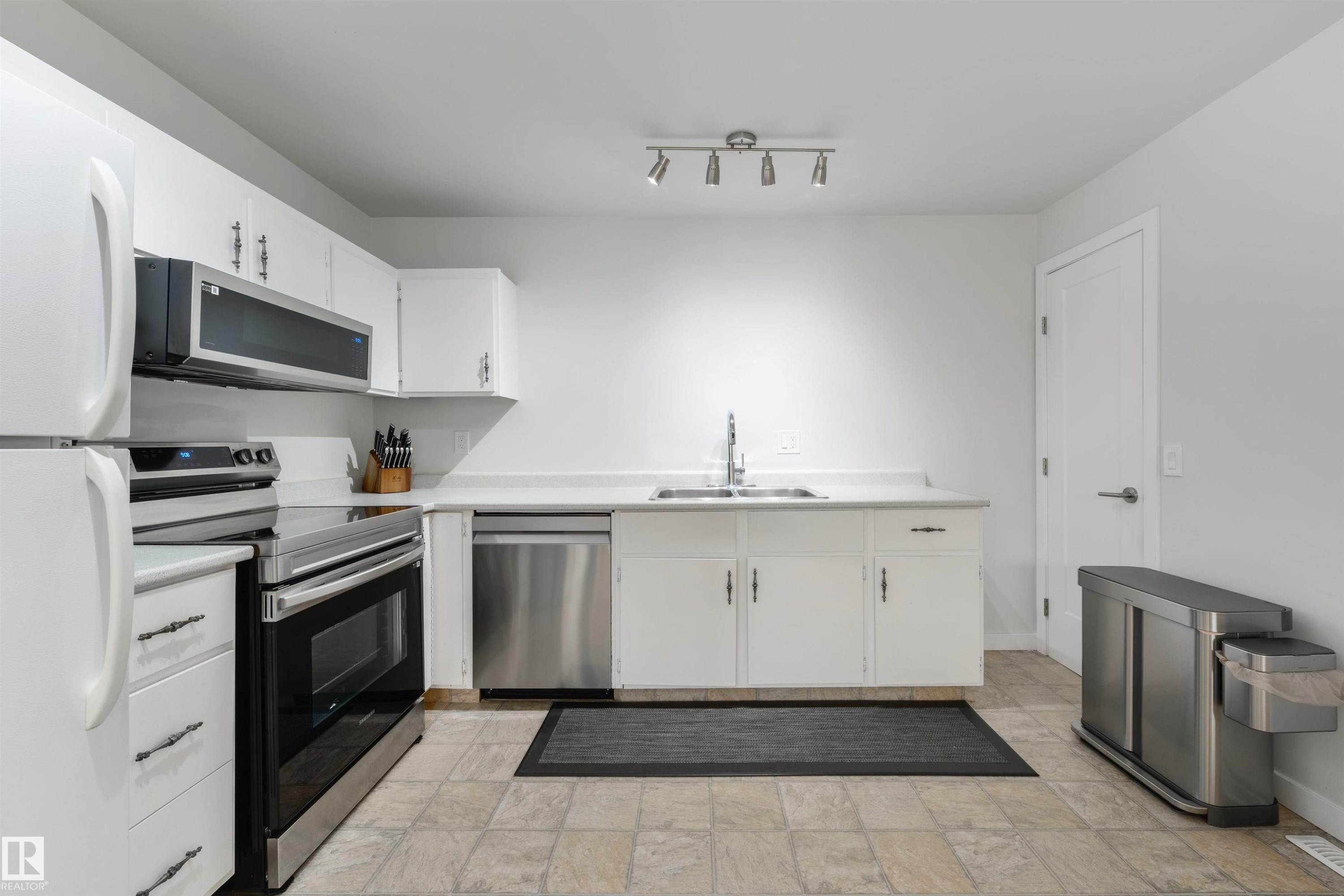 18423 96A Avenue Nw, Edmonton, AB - Indoor Photo Showing Kitchen With Double Sink