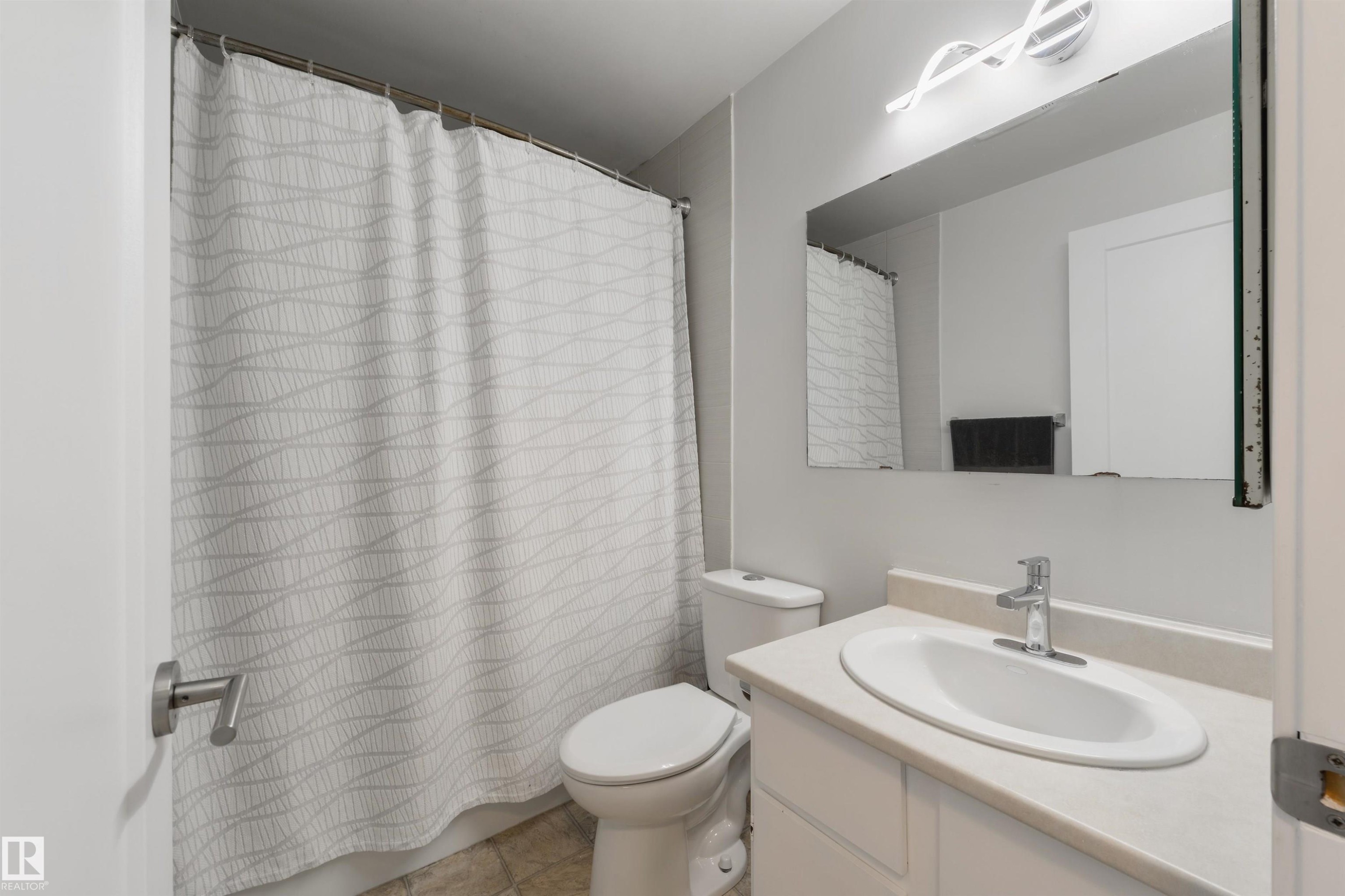 18423 96A Avenue Nw, Edmonton, AB - Indoor Photo Showing Bathroom