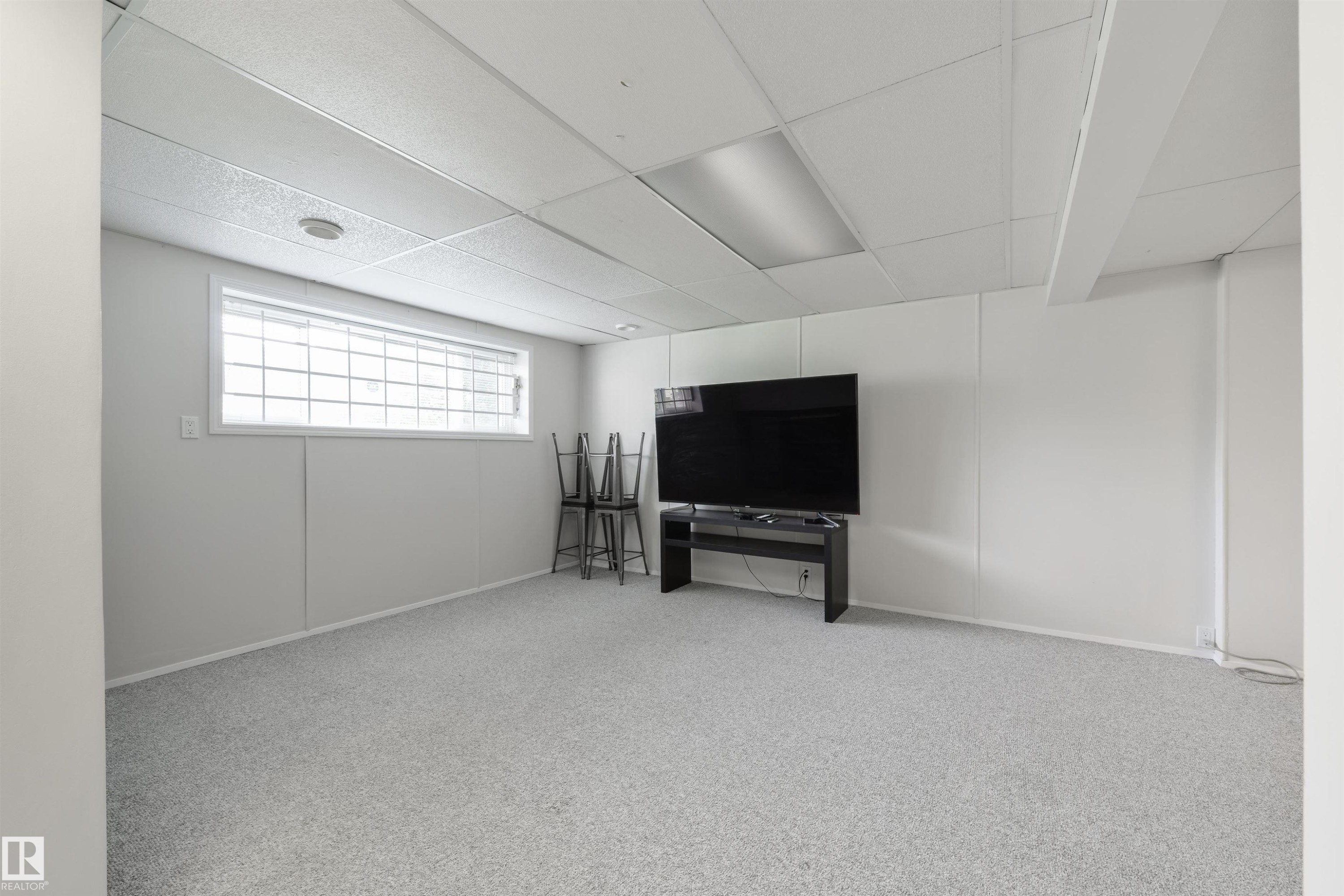 18423 96A Avenue Nw, Edmonton, AB - Indoor Photo Showing Other Room