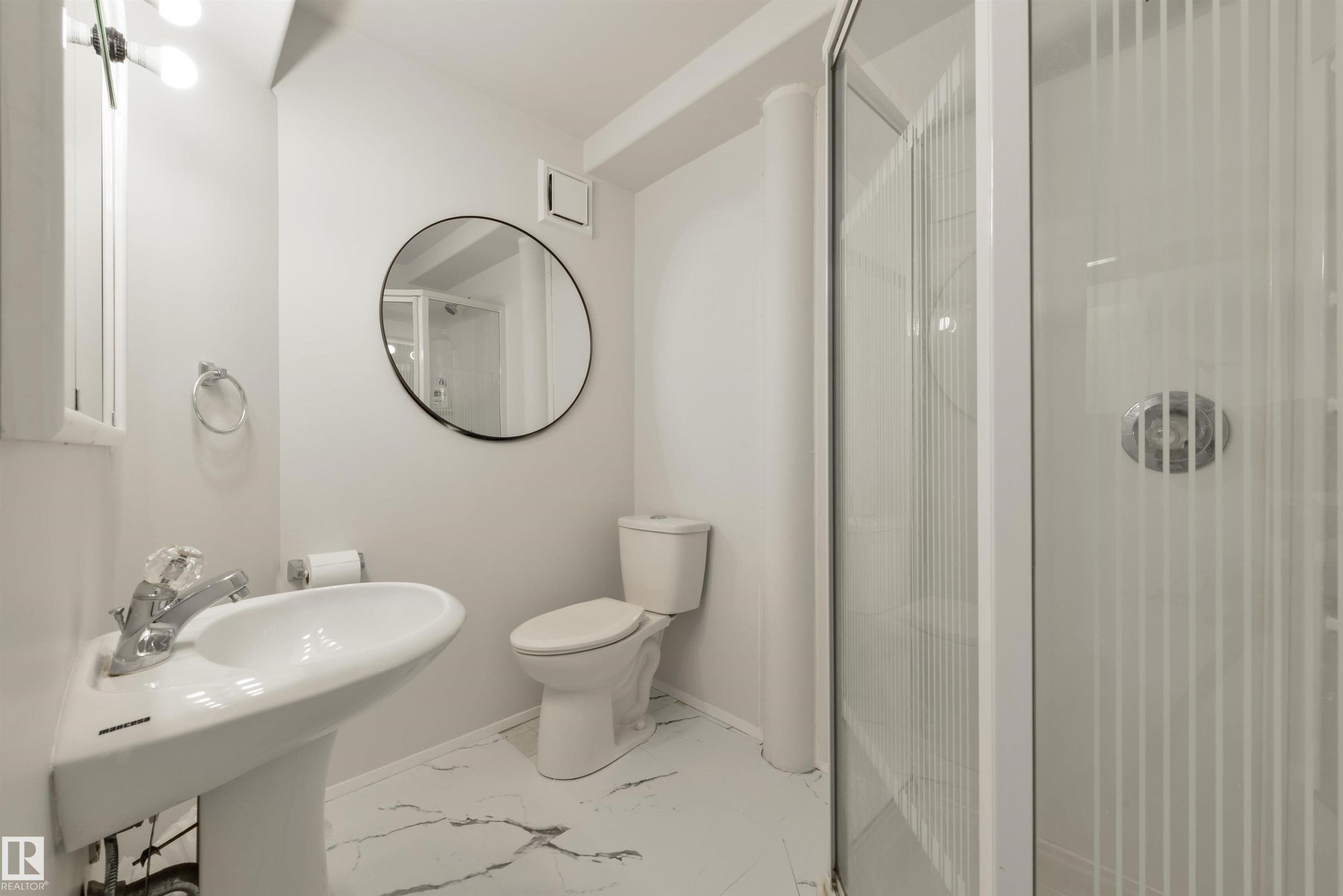 18423 96A Avenue Nw, Edmonton, AB - Indoor Photo Showing Bathroom