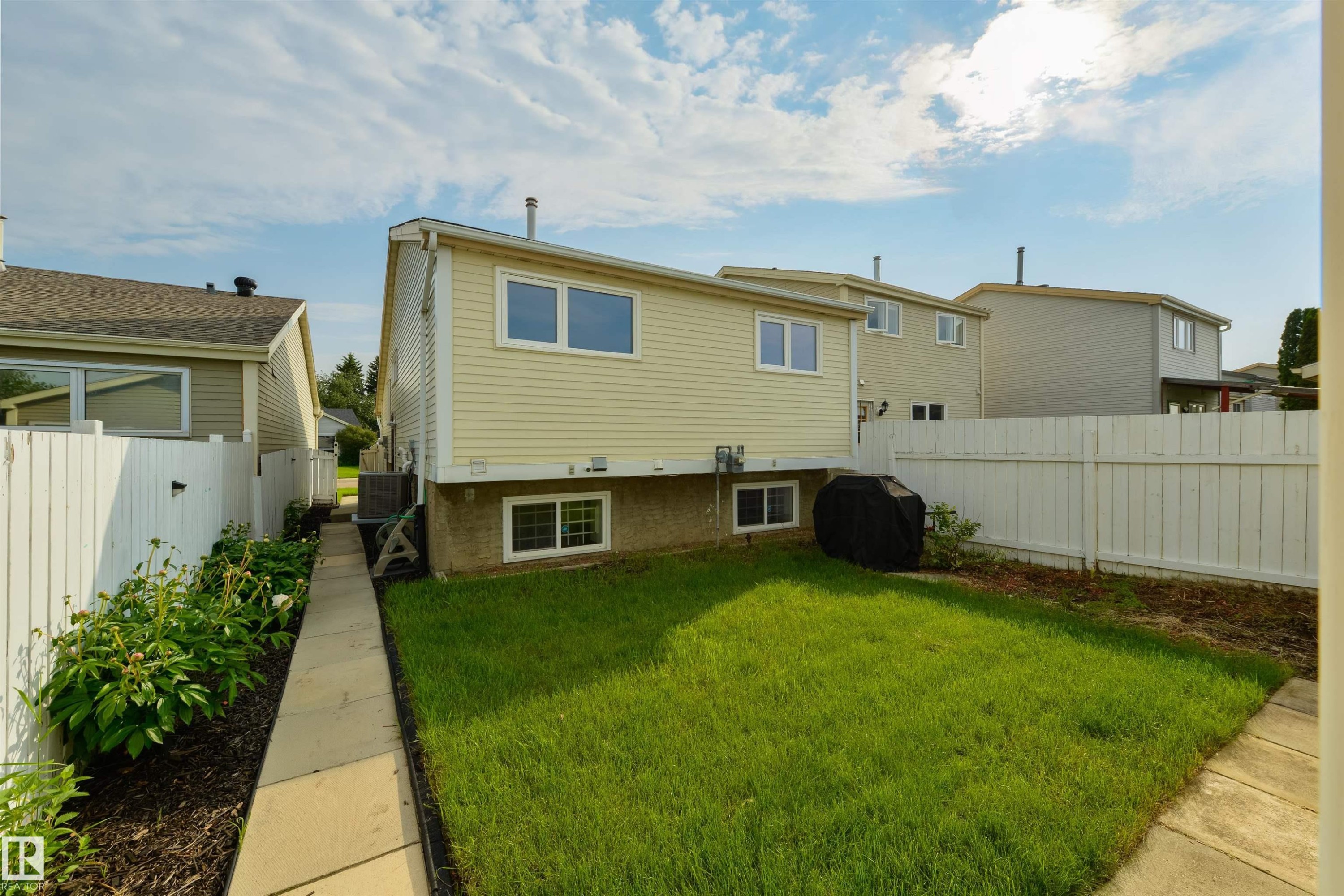 18423 96A Avenue Nw, Edmonton, AB - Outdoor