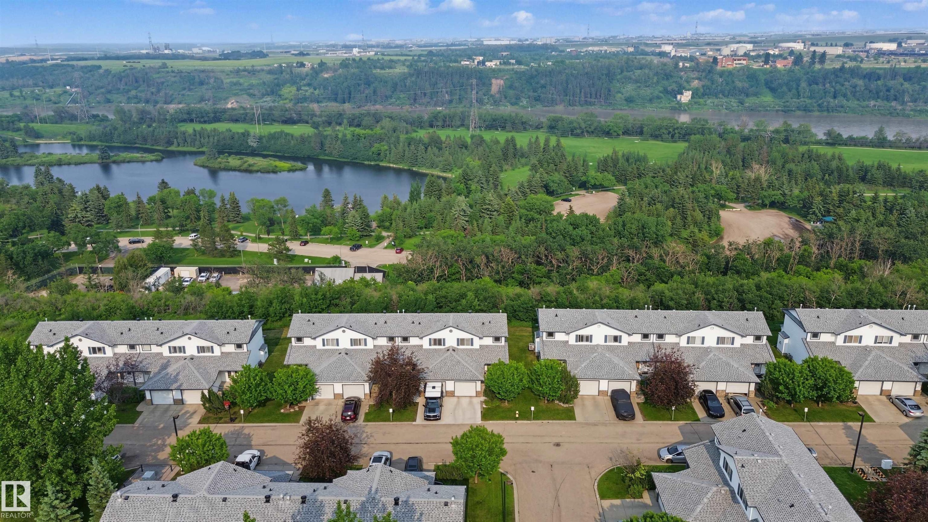 Townhome community with individual garages and mature landscaping - 15 450 Hyndman Crescent, Edmonton, AB