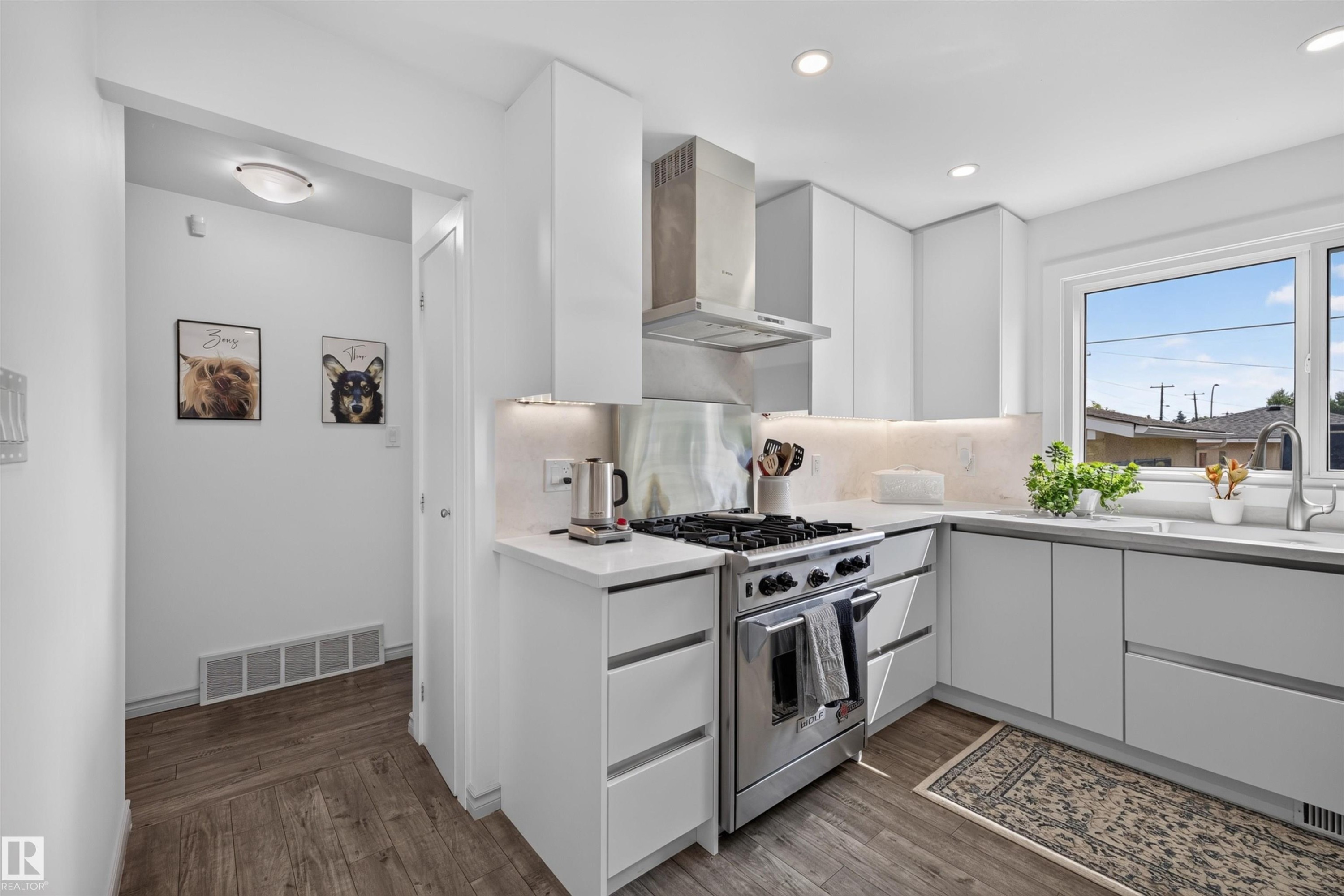 13407 59 Street Nw, Edmonton, AB - Indoor Photo Showing Kitchen