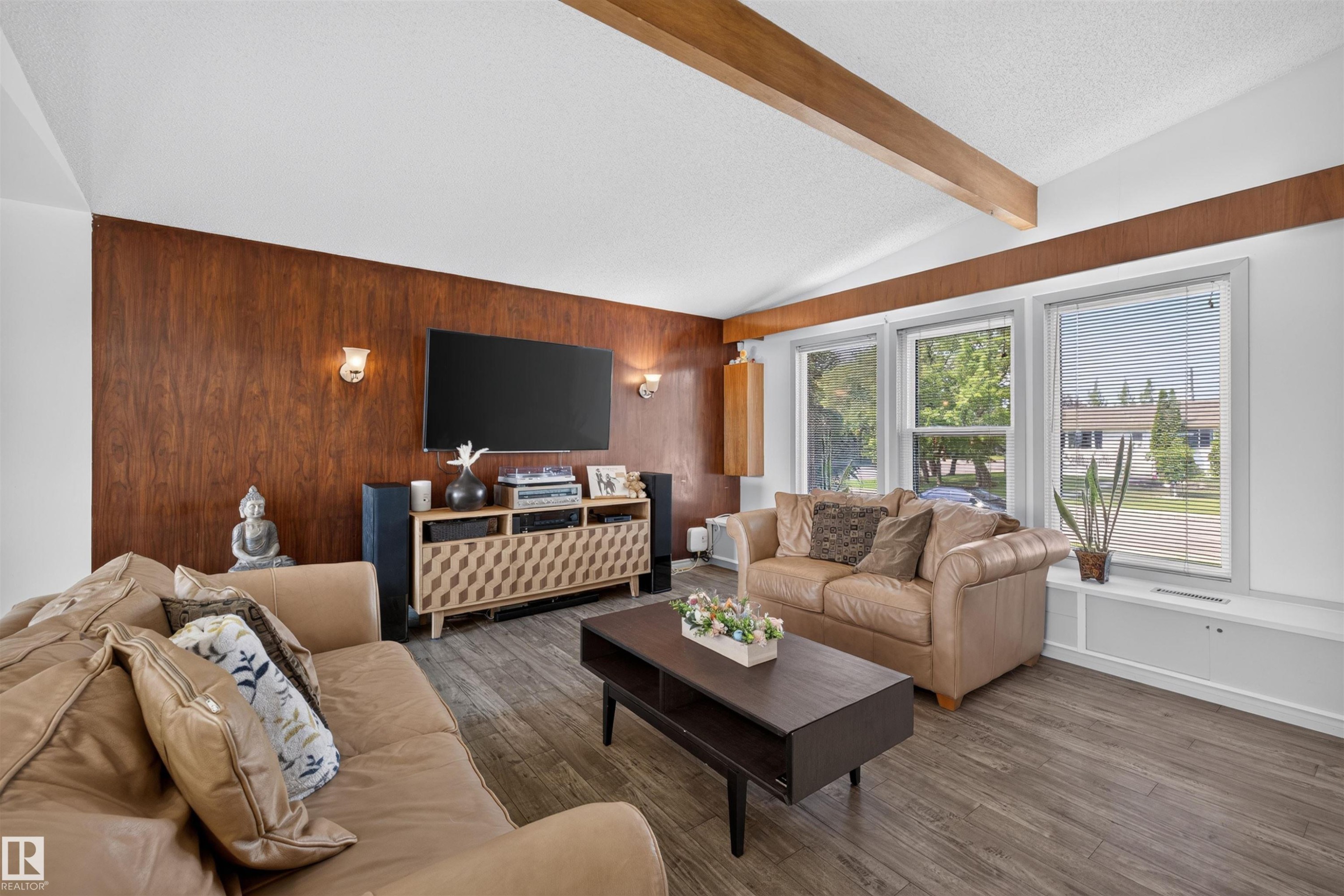 13407 59 Street Nw, Edmonton, AB - Indoor Photo Showing Living Room