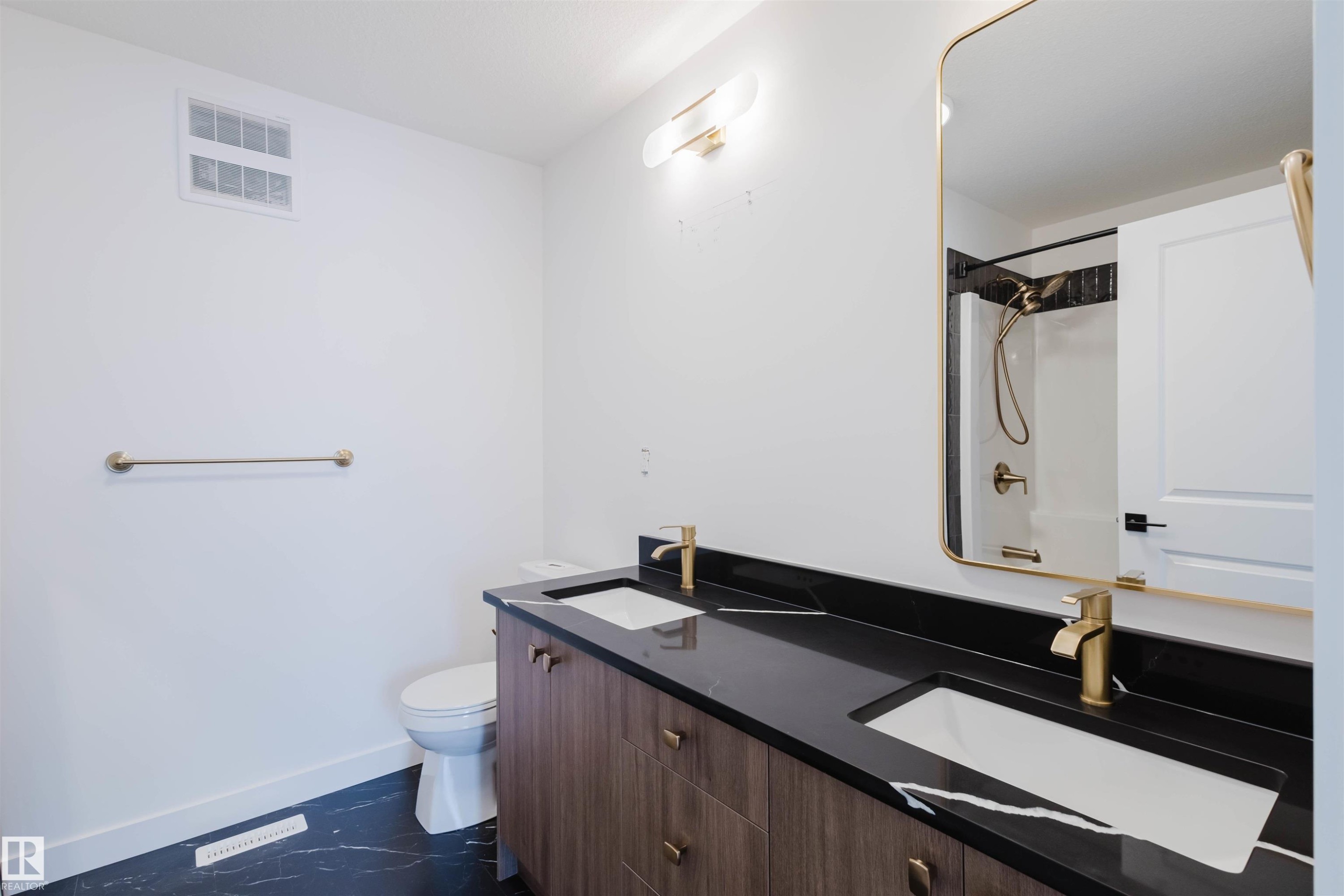 8300 Kiriak Loop Sw, Edmonton, AB - Indoor Photo Showing Bathroom