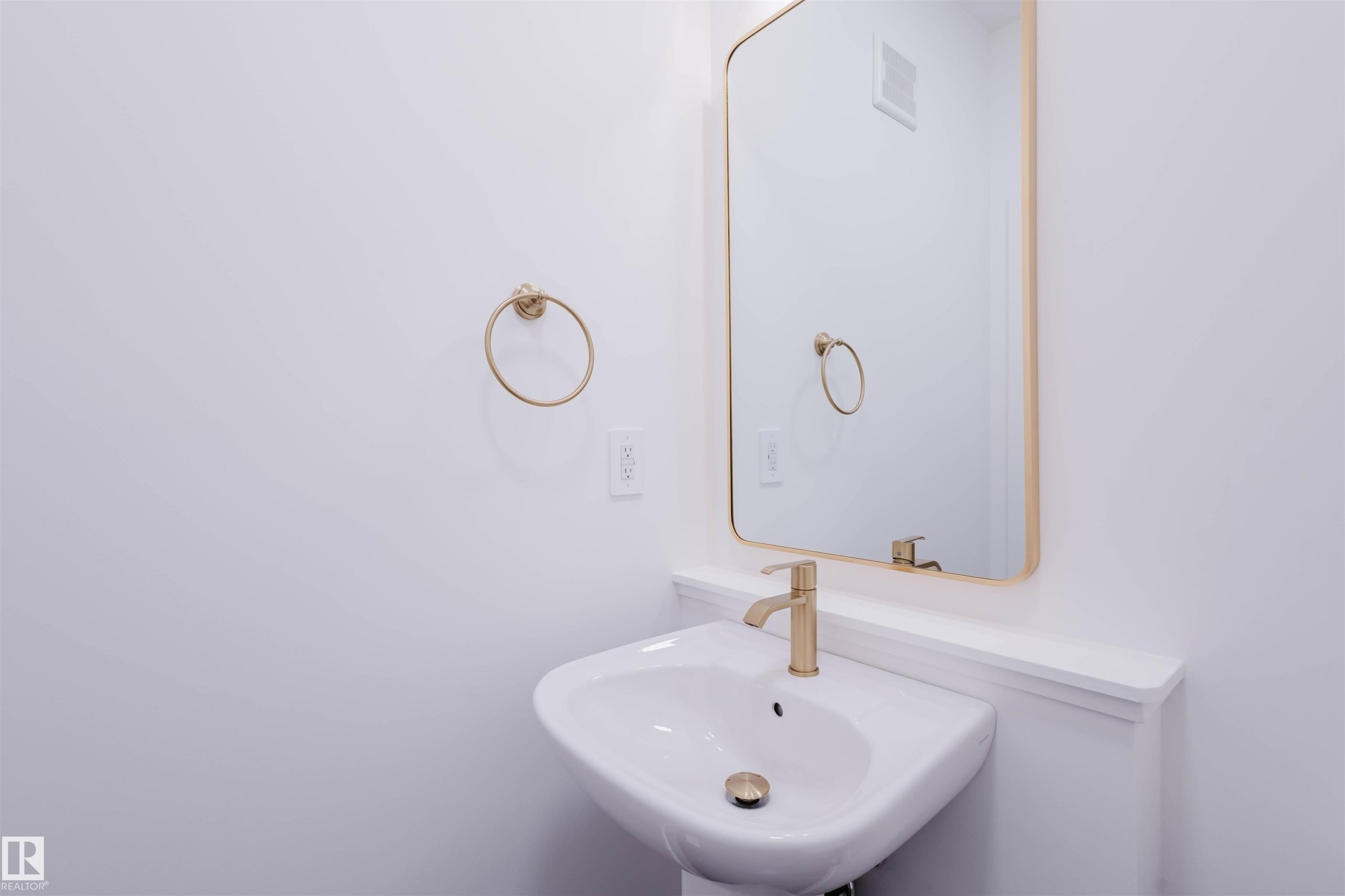 8300 Kiriak Loop Sw, Edmonton, AB - Indoor Photo Showing Bathroom