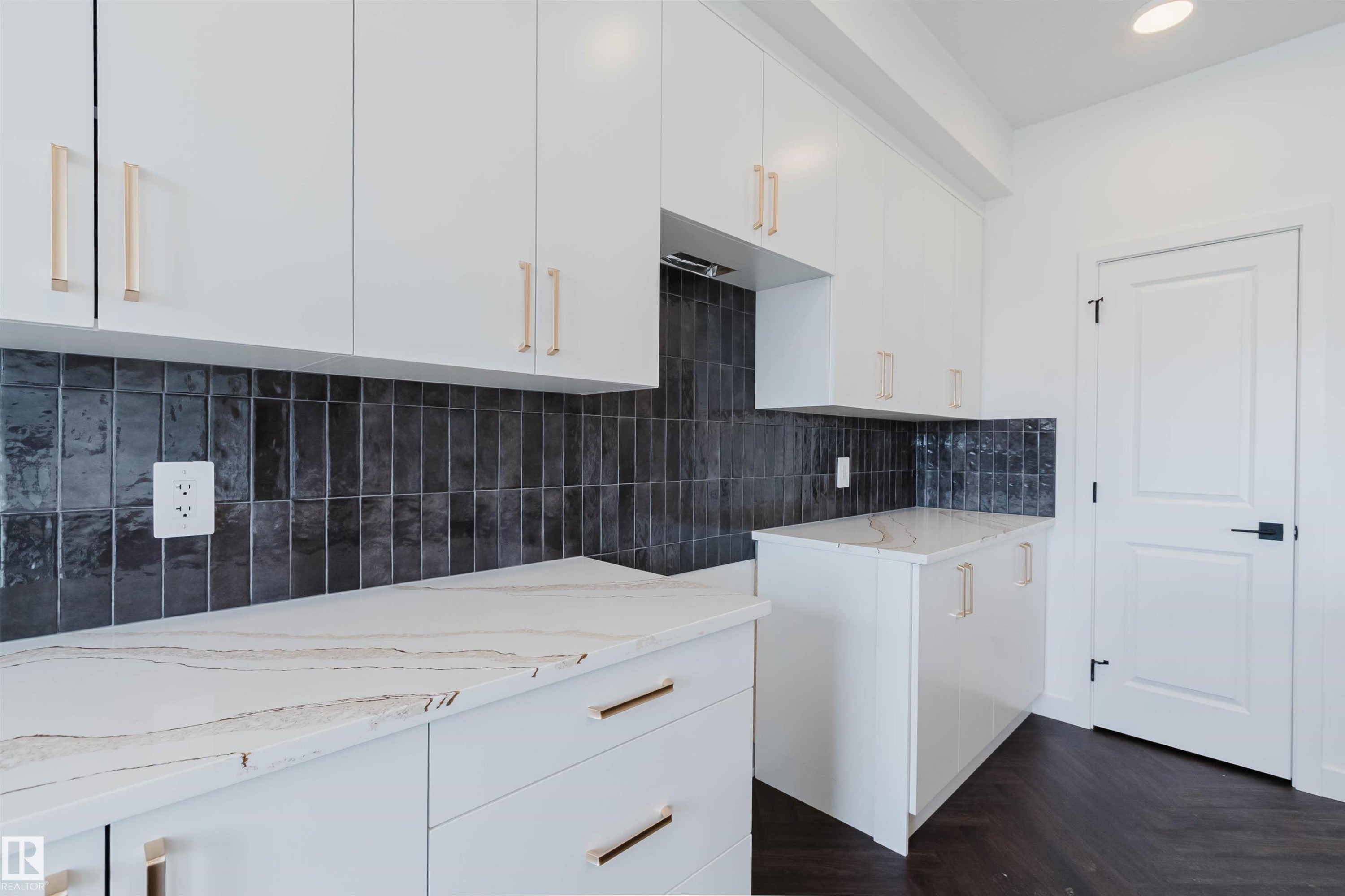 8300 Kiriak Loop Sw, Edmonton, AB - Indoor Photo Showing Kitchen