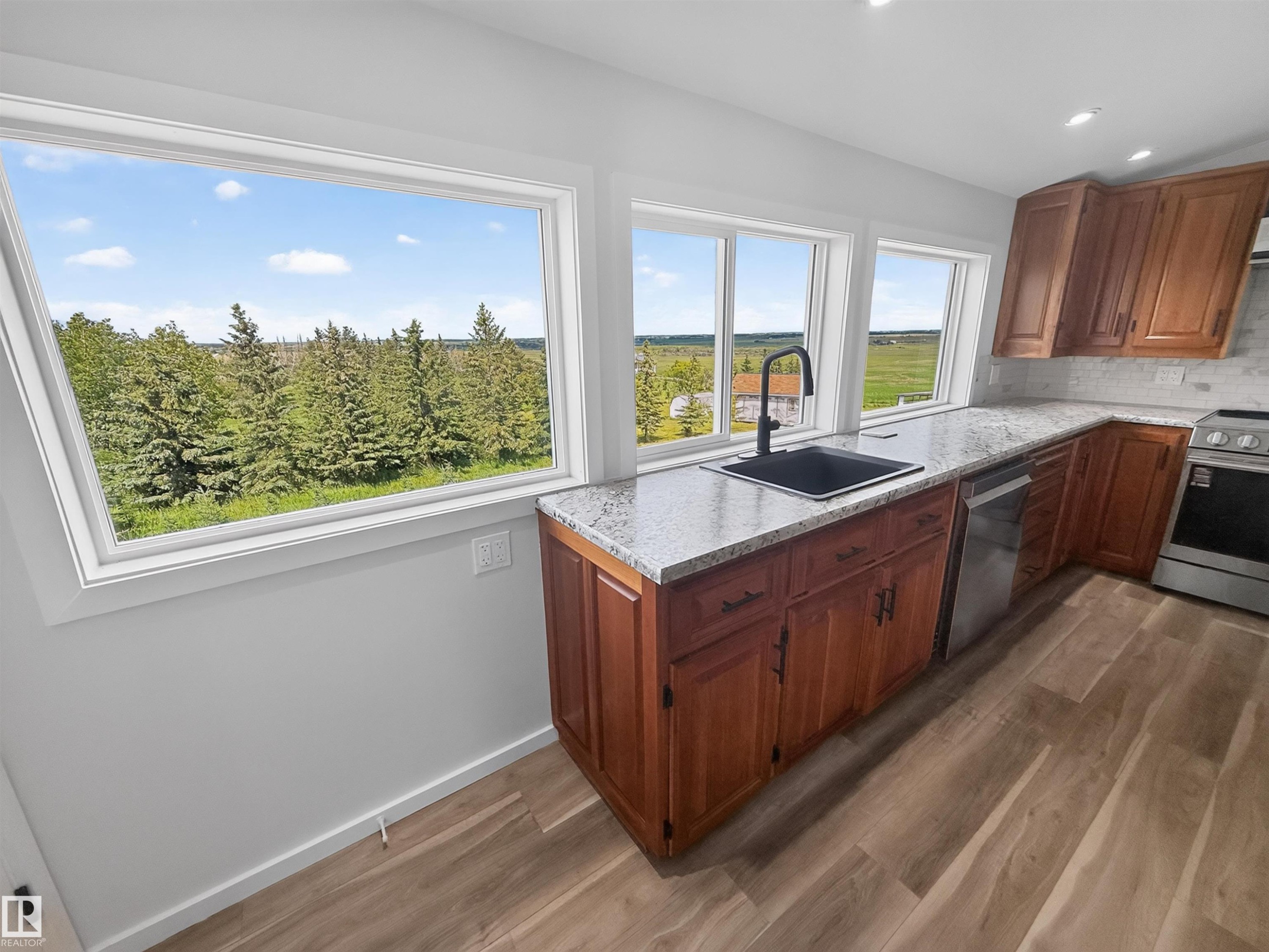55301 Range Road 272, Rural Sturgeon County, AB - Indoor Photo Showing Kitchen