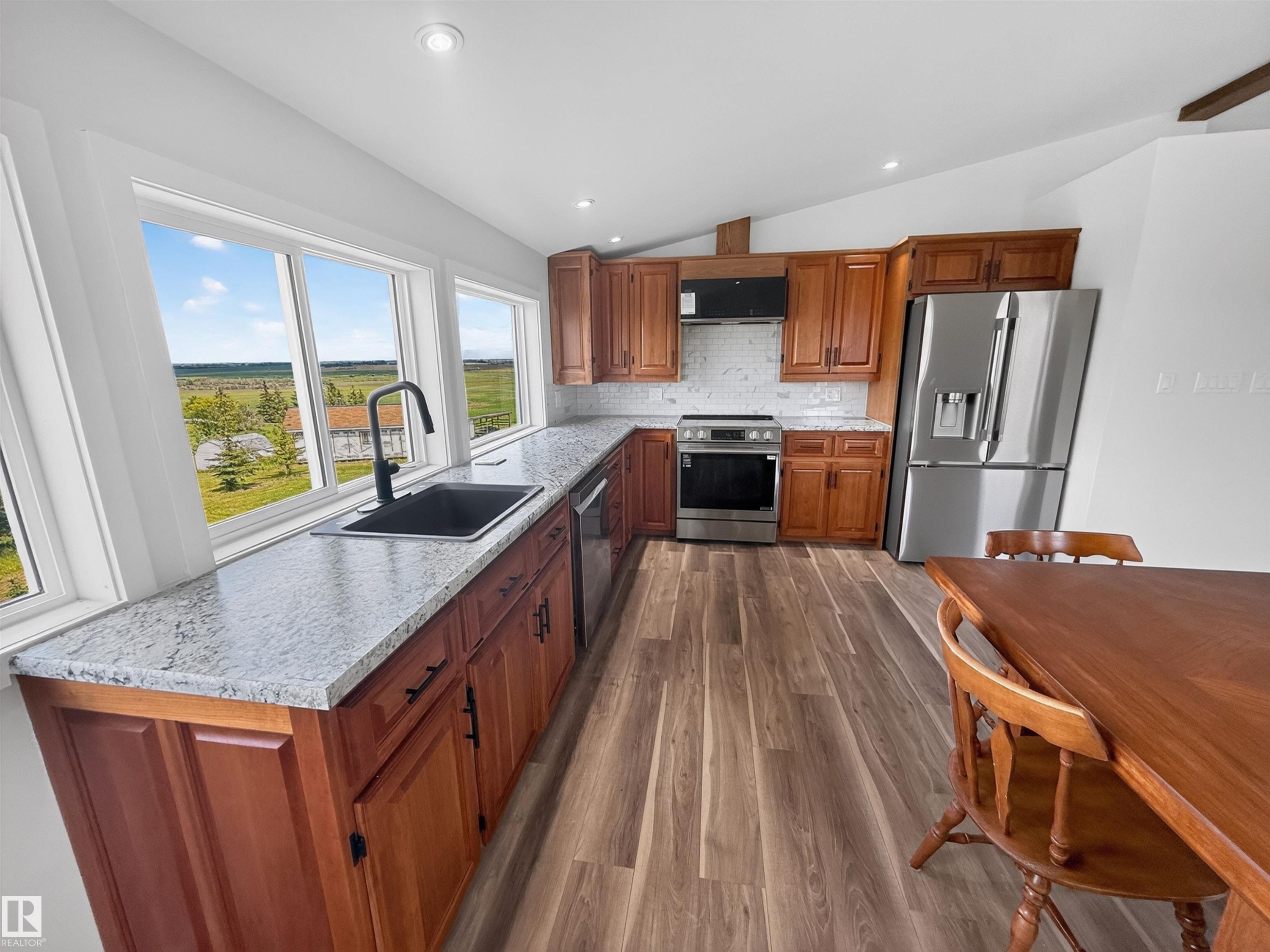 55301 Range Road 272, Rural Sturgeon County, AB - Indoor Photo Showing Kitchen