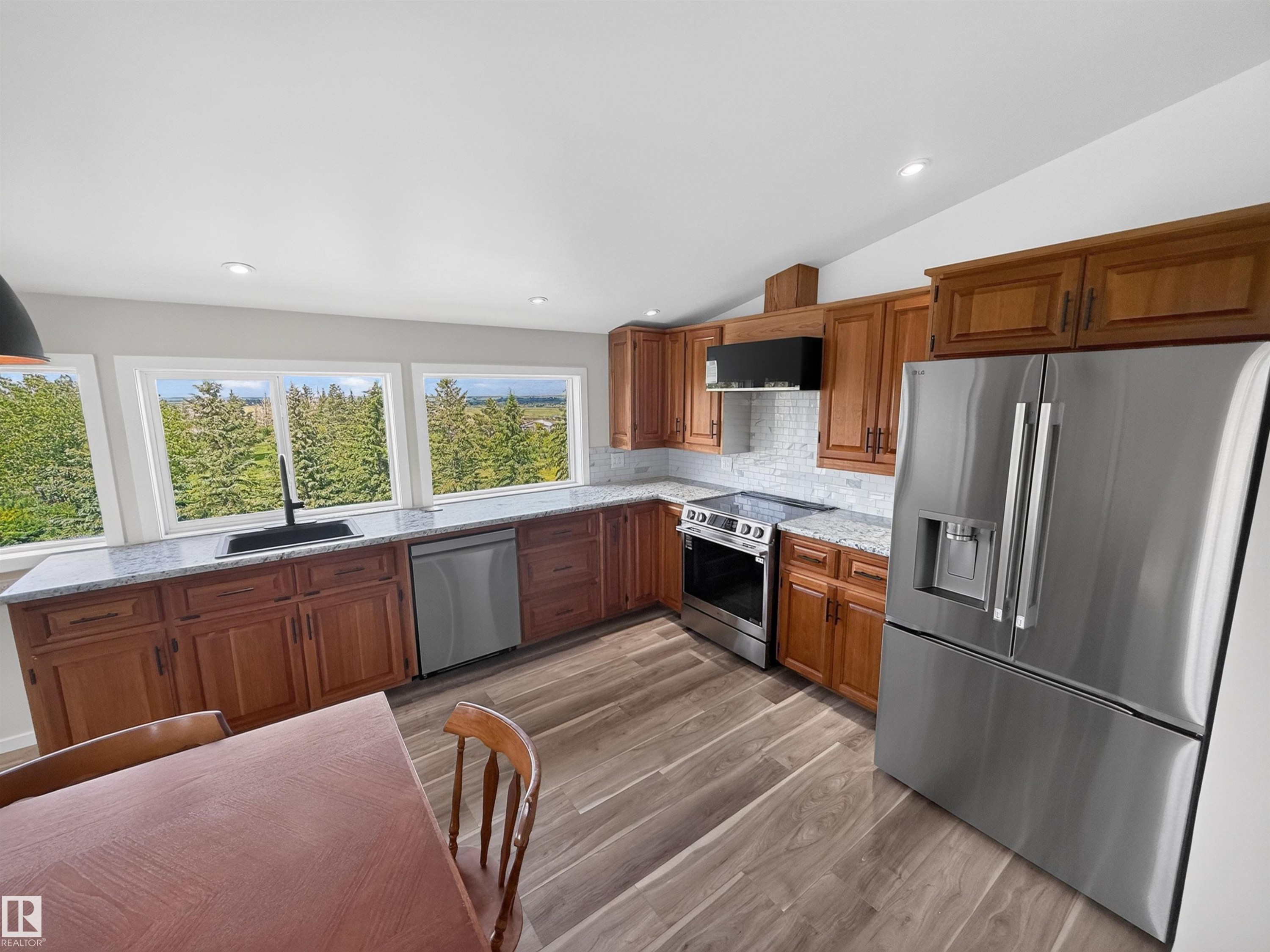 55301 Range Road 272, Rural Sturgeon County, AB - Indoor Photo Showing Kitchen