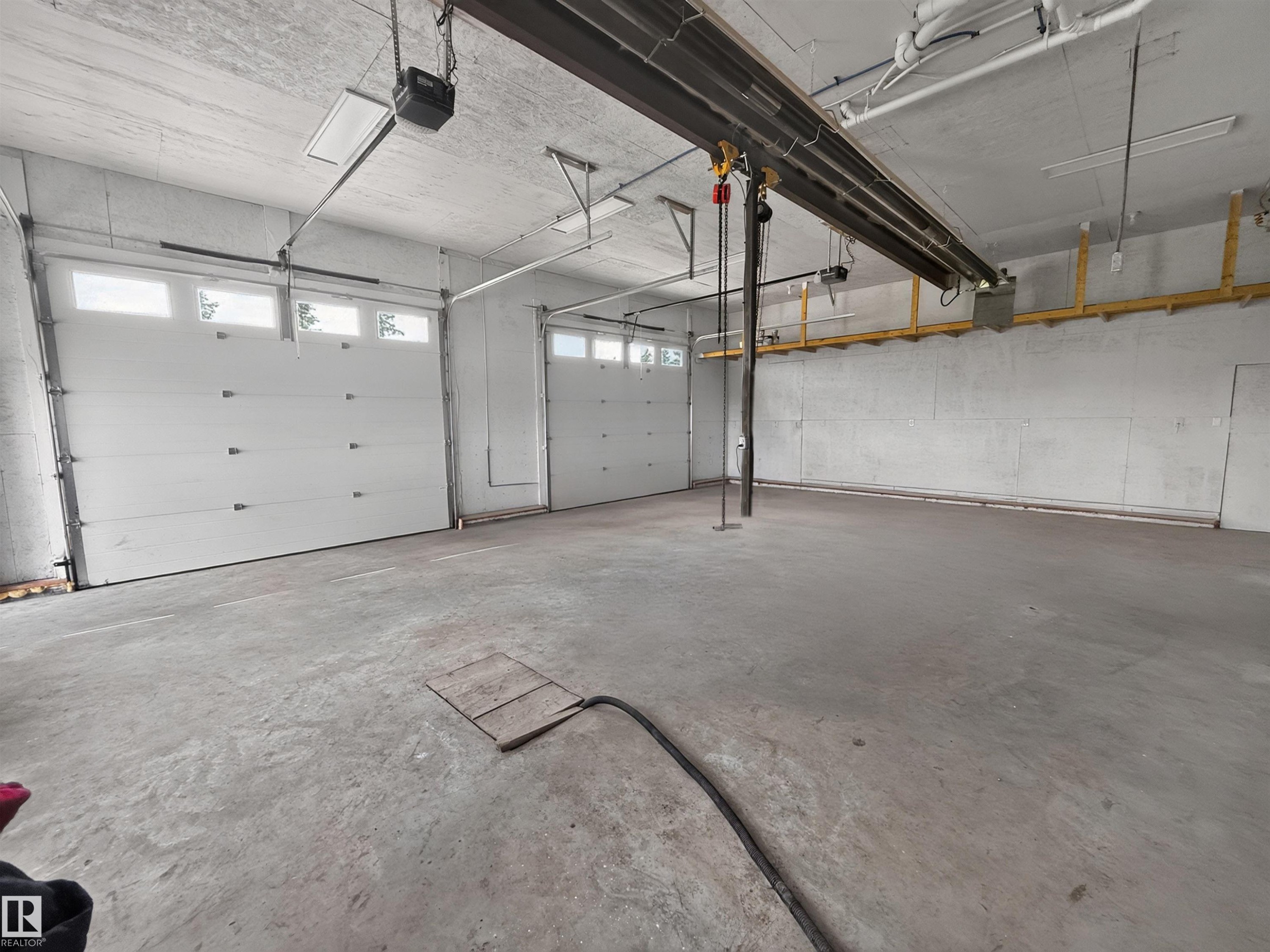 55301 Range Road 272, Rural Sturgeon County, AB - Indoor Photo Showing Garage