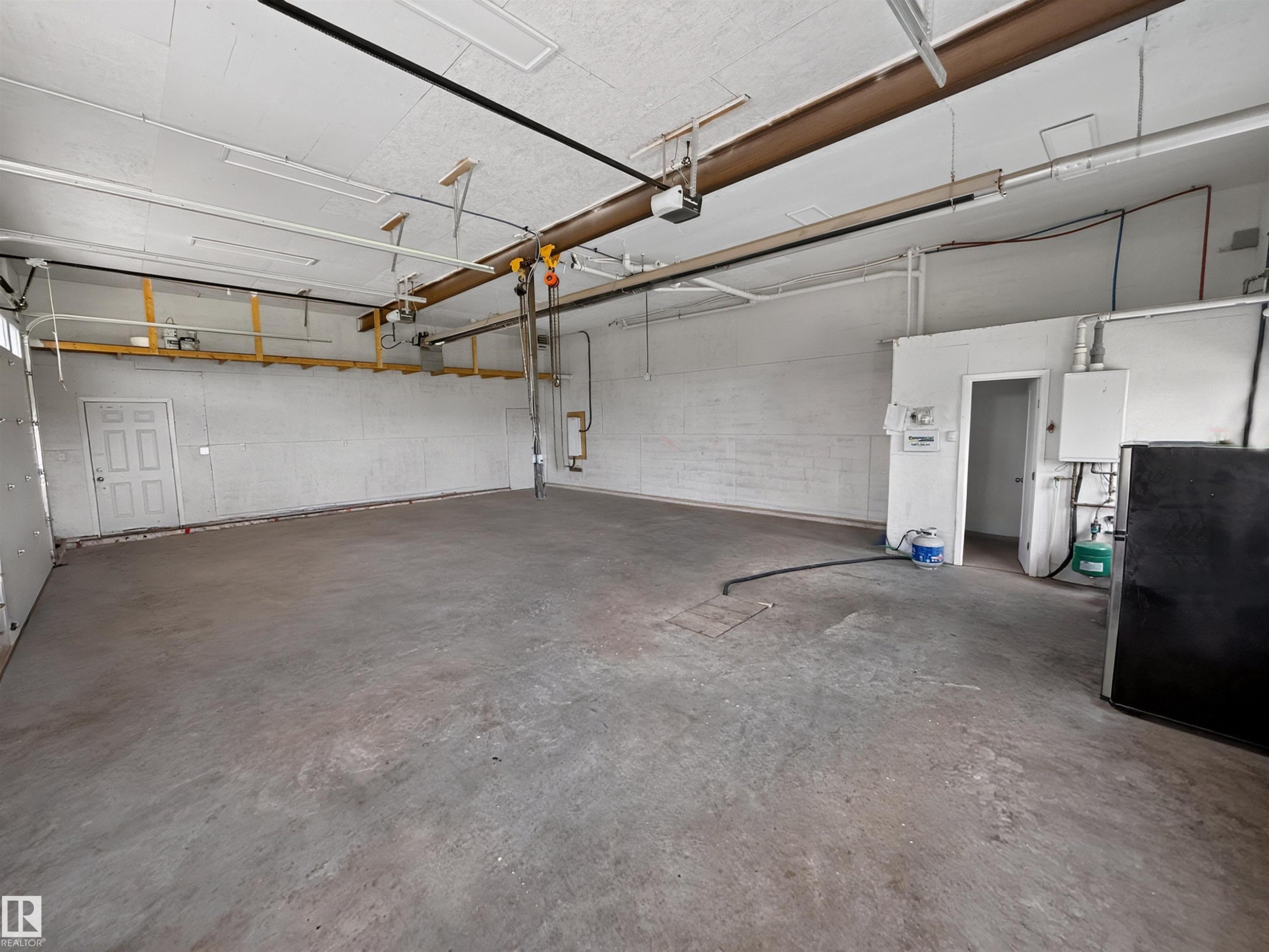 55301 Range Road 272, Rural Sturgeon County, AB - Indoor Photo Showing Garage