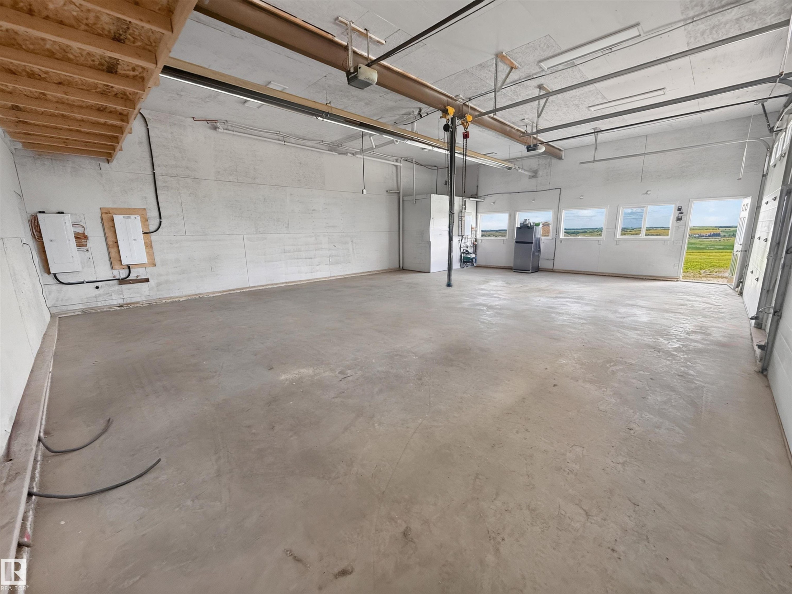 55301 Range Road 272, Rural Sturgeon County, AB - Indoor Photo Showing Garage