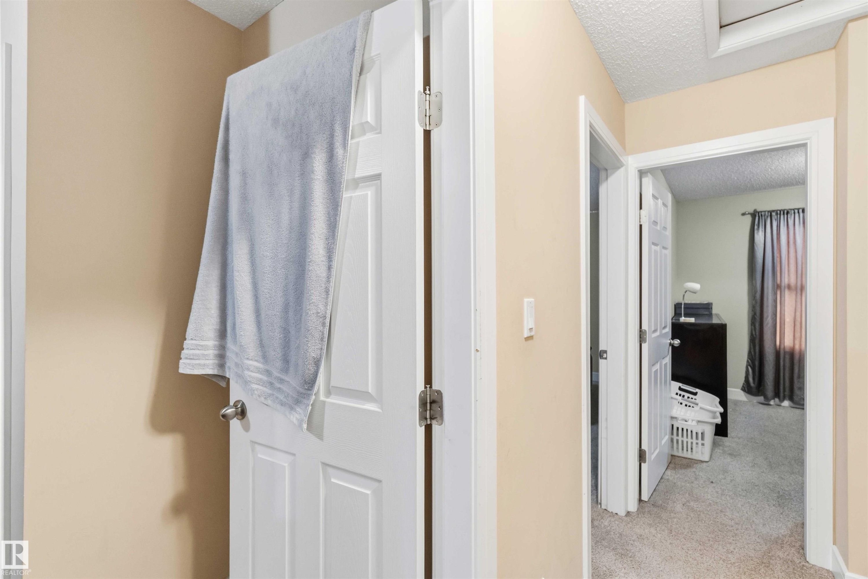 Interior hallway featuring neutral wall paint and a textured ceiling - 17118 108 Street, Edmonton, AB