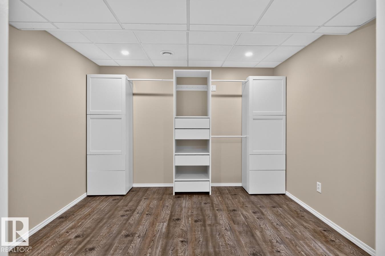 Room featuring wood-finish flooring, neutral wall paint, and a drop ceiling with recessed lighting - 448 Ormsby Road Nw, Edmonton, AB - Indoor Photo Showing Other Room