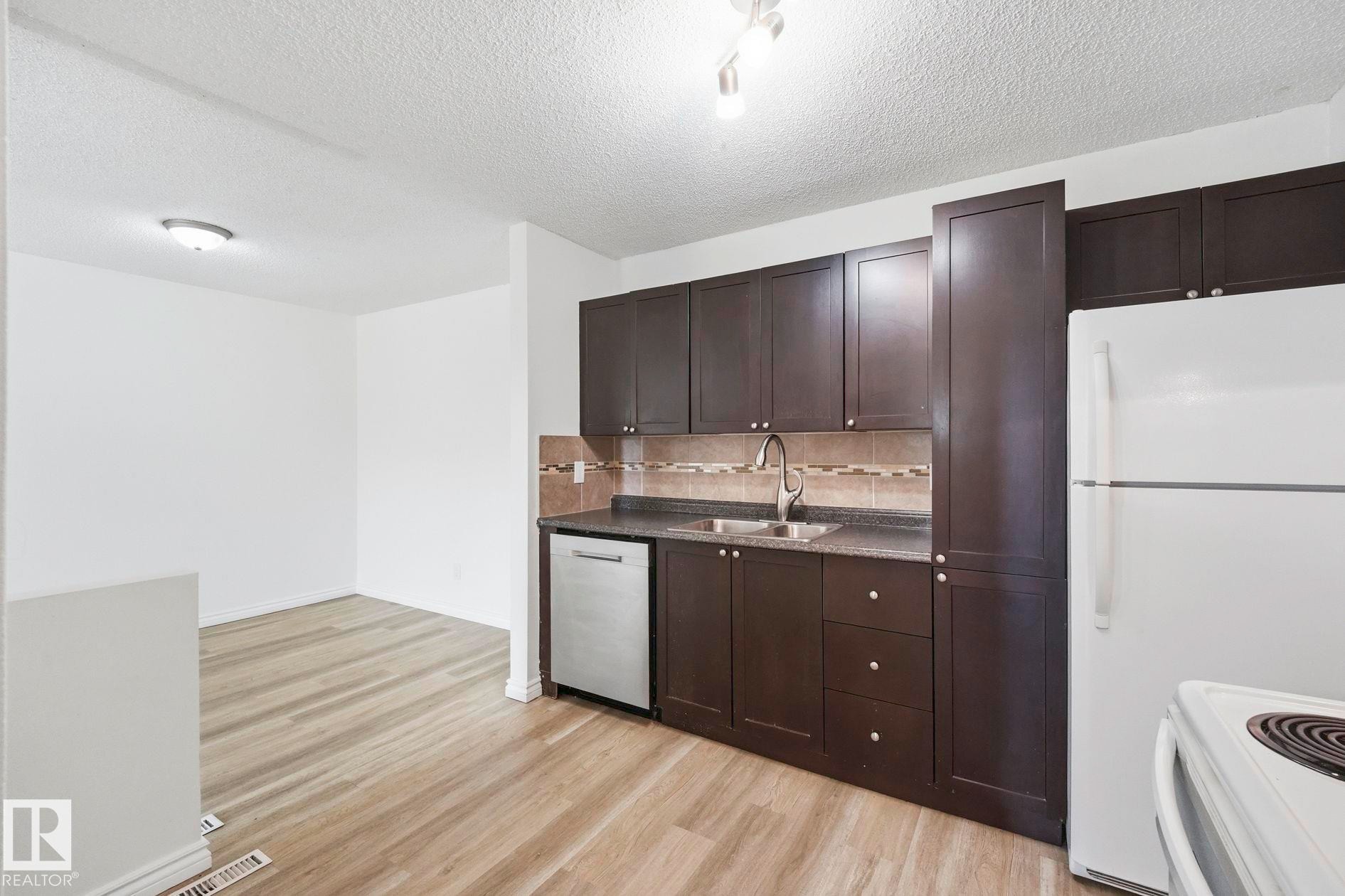 #123 2703 79 St Nw, Edmonton, AB - Indoor Photo Showing Kitchen