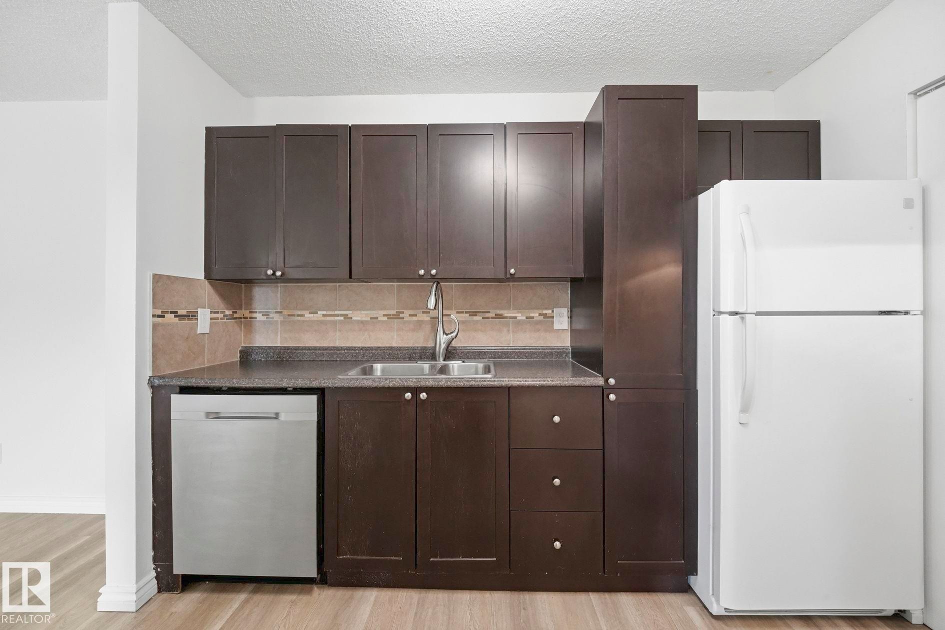 #123 2703 79 St Nw, Edmonton, AB - Indoor Photo Showing Kitchen With Double Sink