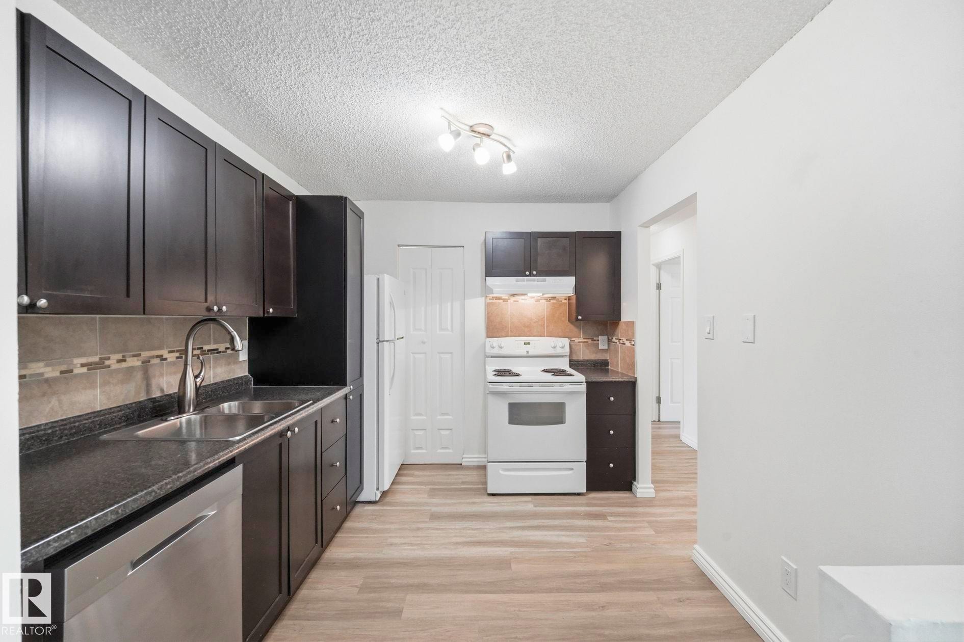#123 2703 79 St Nw, Edmonton, AB - Indoor Photo Showing Kitchen With Double Sink