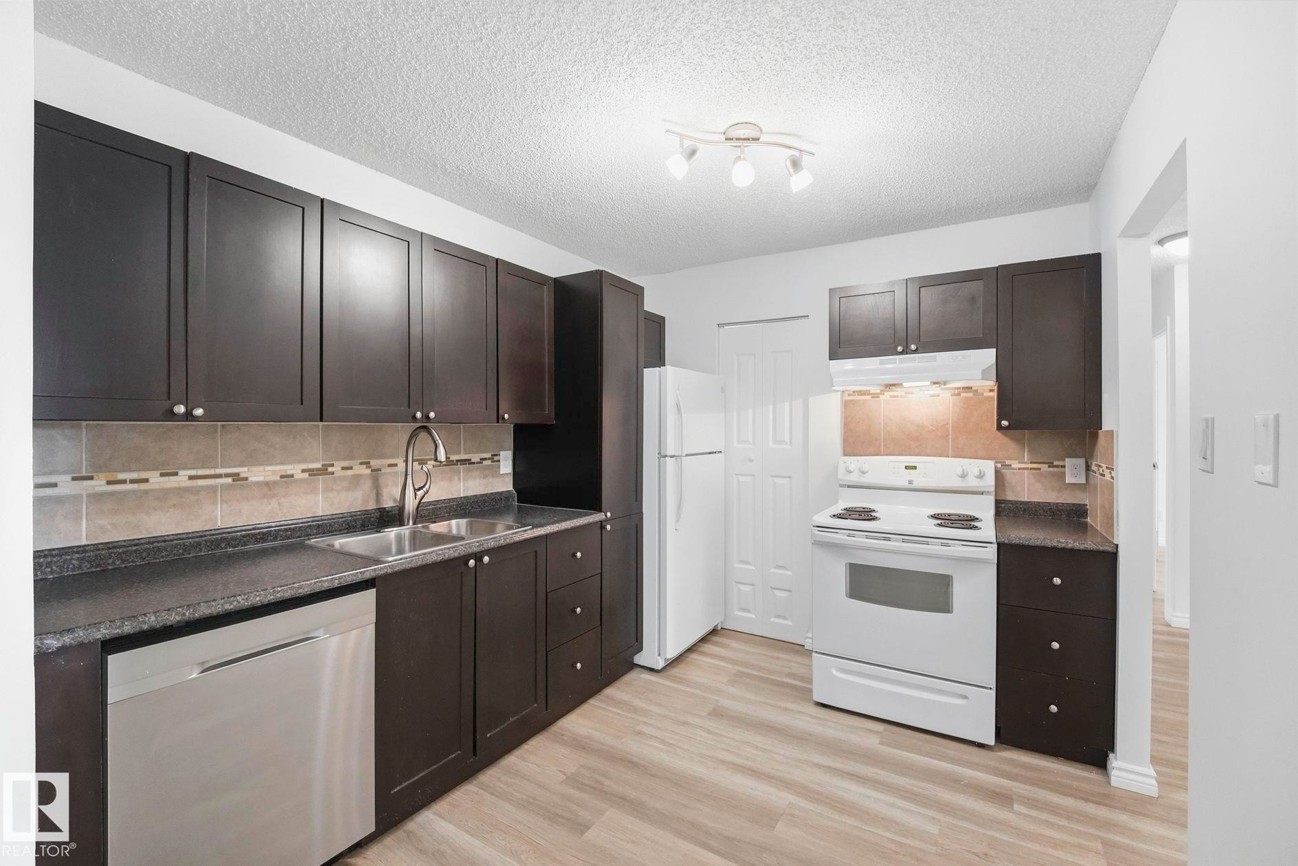 #123 2703 79 St Nw, Edmonton, AB - Indoor Photo Showing Kitchen With Double Sink