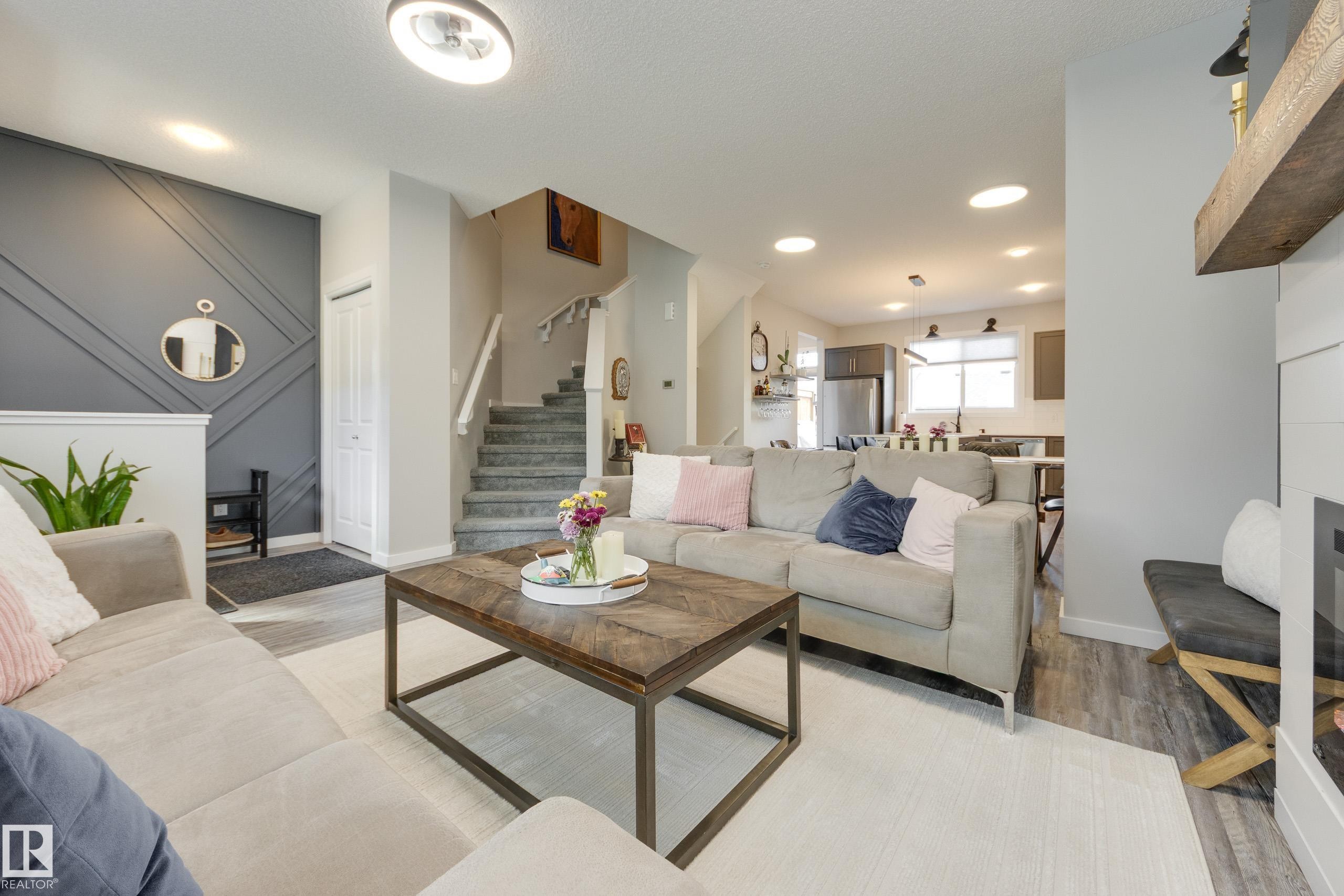 1192 Rosenthal Boulevard Nw, Edmonton, AB - Indoor Photo Showing Living Room