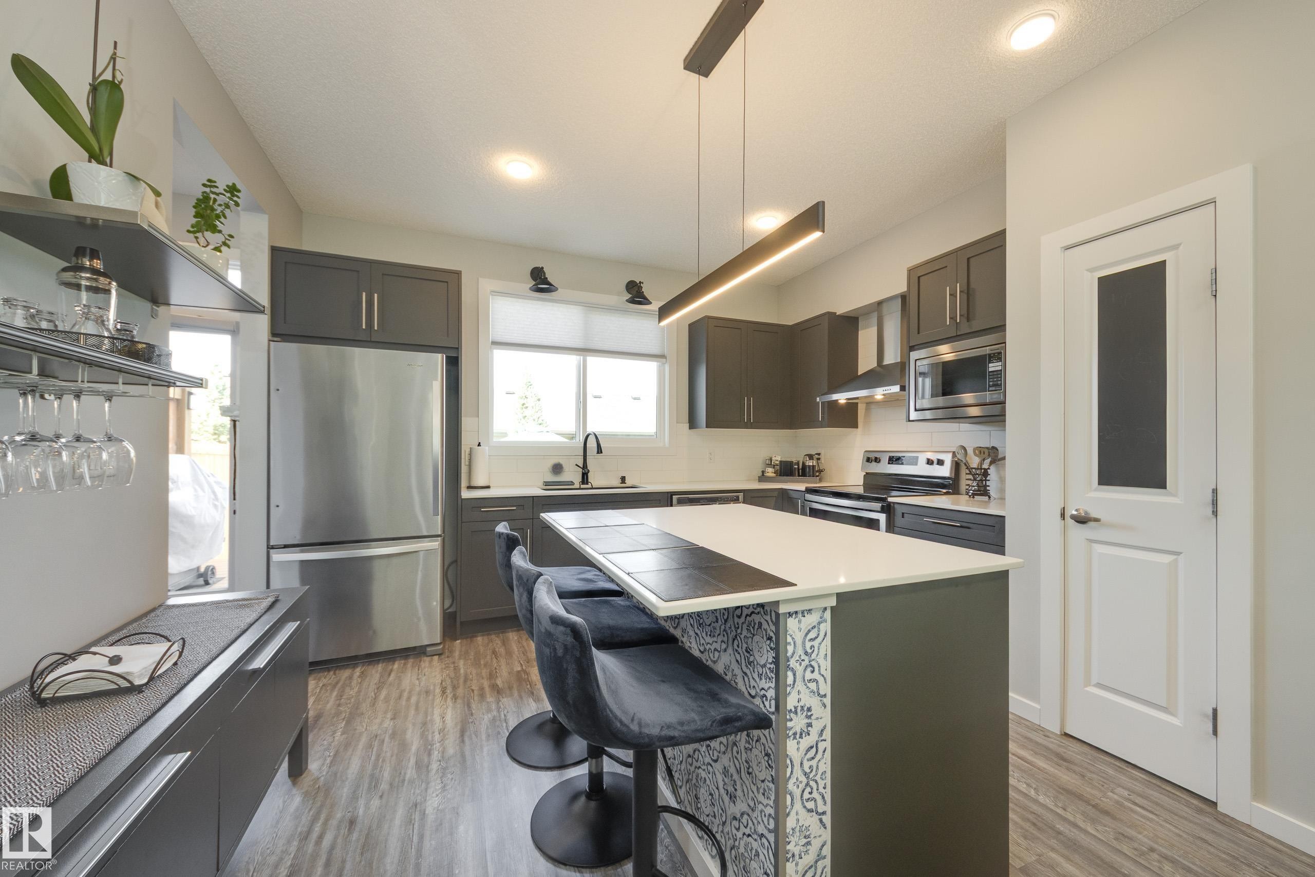 1192 Rosenthal Boulevard Nw, Edmonton, AB - Indoor Photo Showing Kitchen With Upgraded Kitchen