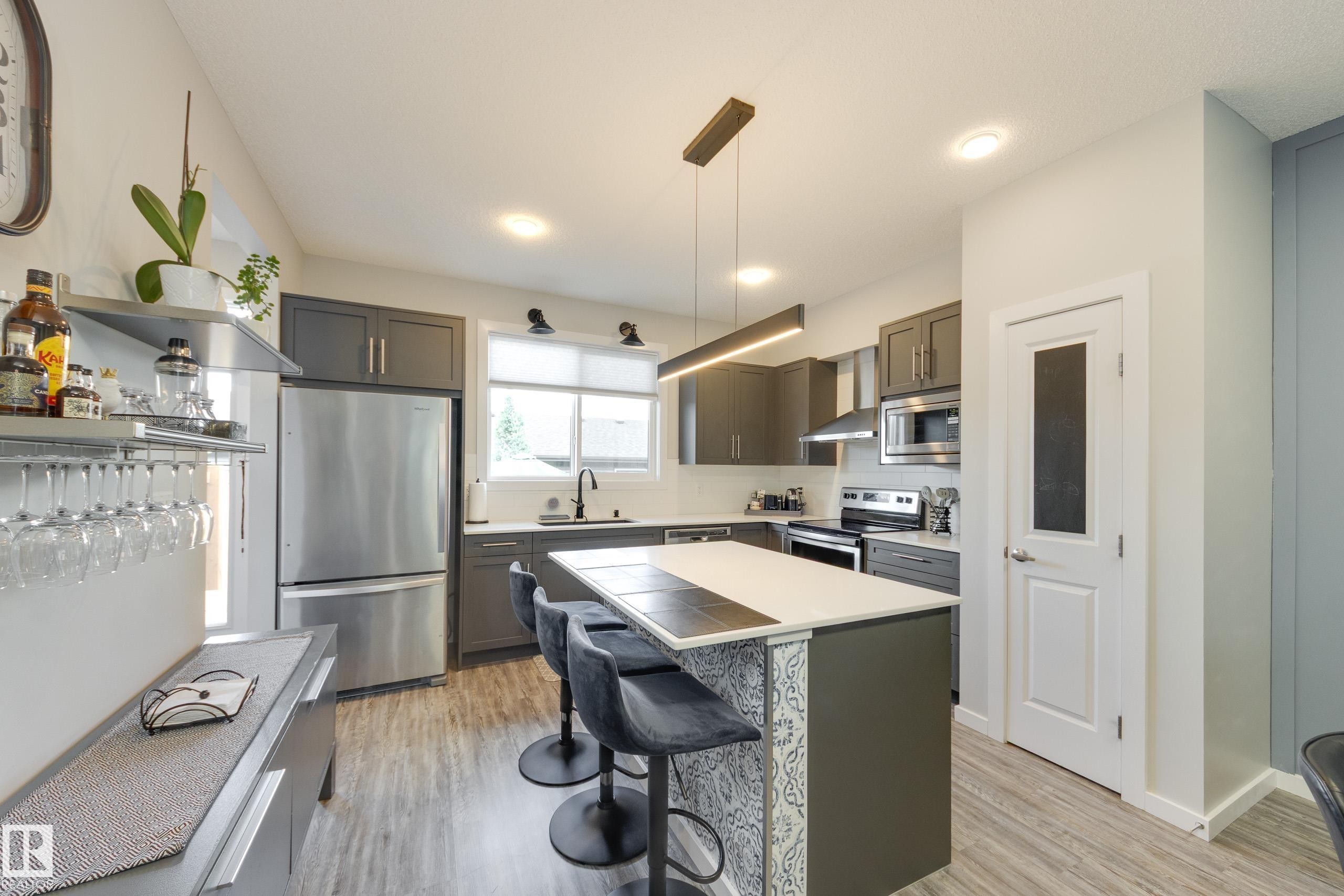1192 Rosenthal Boulevard Nw, Edmonton, AB - Indoor Photo Showing Kitchen With Upgraded Kitchen