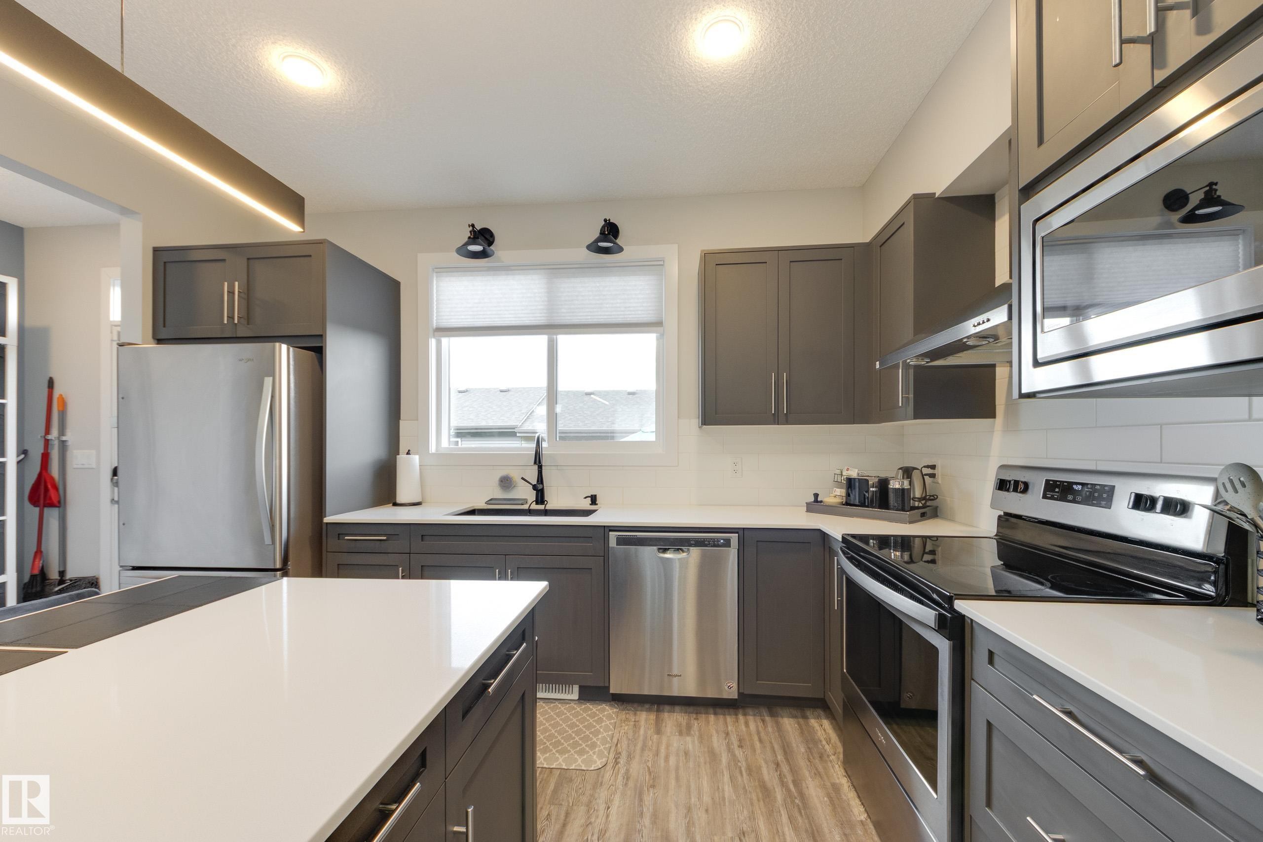 1192 Rosenthal Boulevard Nw, Edmonton, AB - Indoor Photo Showing Kitchen With Upgraded Kitchen