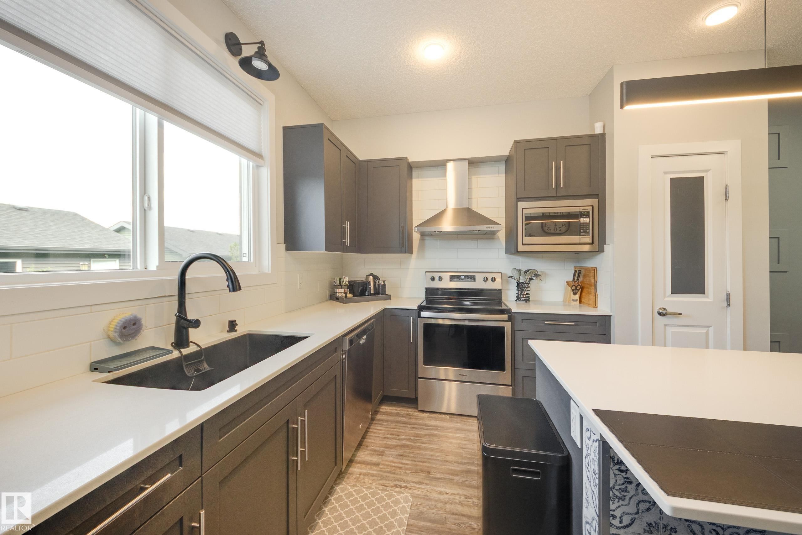 1192 Rosenthal Boulevard Nw, Edmonton, AB - Indoor Photo Showing Kitchen With Upgraded Kitchen