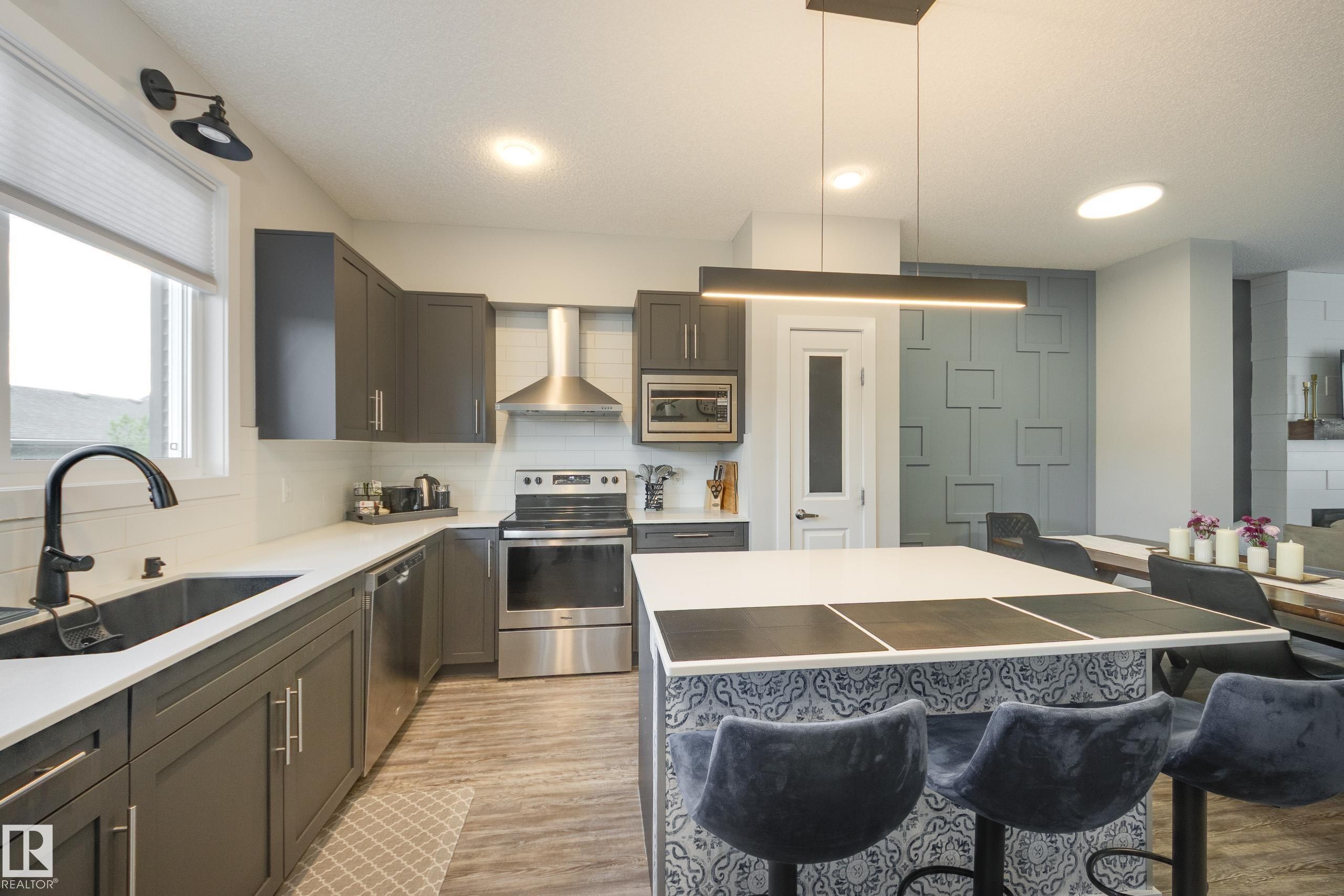 1192 Rosenthal Boulevard Nw, Edmonton, AB - Indoor Photo Showing Kitchen With Upgraded Kitchen