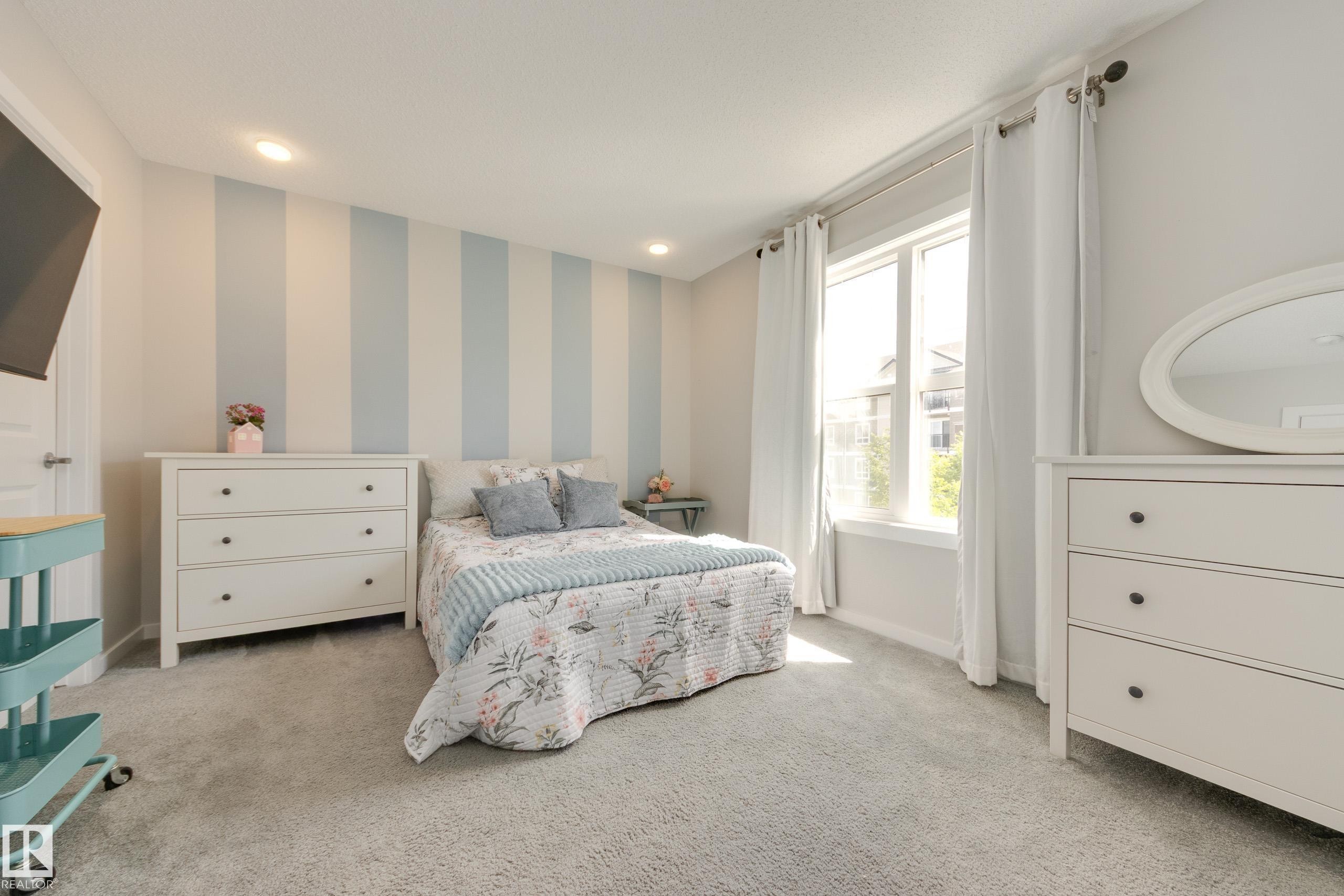 1192 Rosenthal Boulevard Nw, Edmonton, AB - Indoor Photo Showing Bedroom