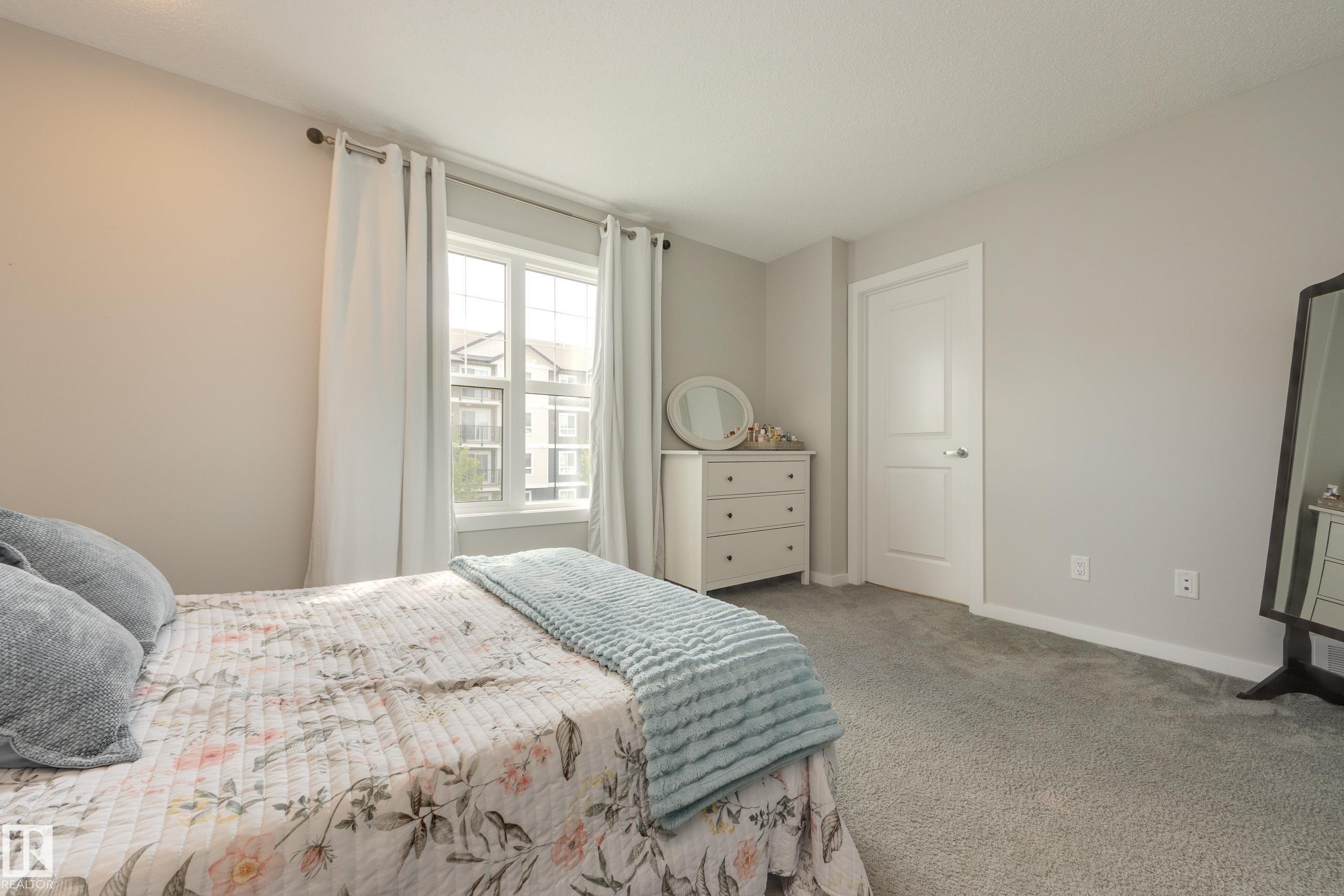 1192 Rosenthal Boulevard Nw, Edmonton, AB - Indoor Photo Showing Bedroom